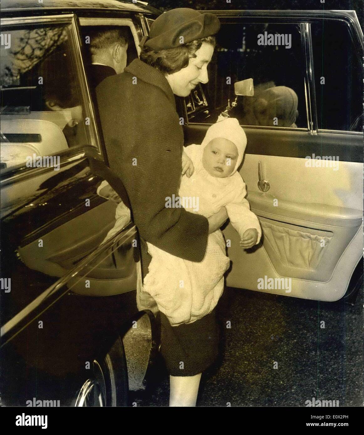 1. März 1965 - James Ogilvy feiert seinen ersten Geburtstag Prinz Edward besuchen: Jame Ogilvy Sohn von Prinzessin Alexandra und Ehemann Angus Ogilvy feierte seinen ersten Geburtstag heute Nachmittag - mit einer Party in strohgedeckten Lodge, Richmond Park. Der Gast am Teil gehörten, Lady Sarah Armstrong-Jones und jüngstes Kind der Königin - Prinz Edward. Foto zeigt Prinz Edward die Königin jüngste Kind - kommt in strohgedeckten Lodge - mit seinem Kindermädchen heute Nachmittag. Stockfoto