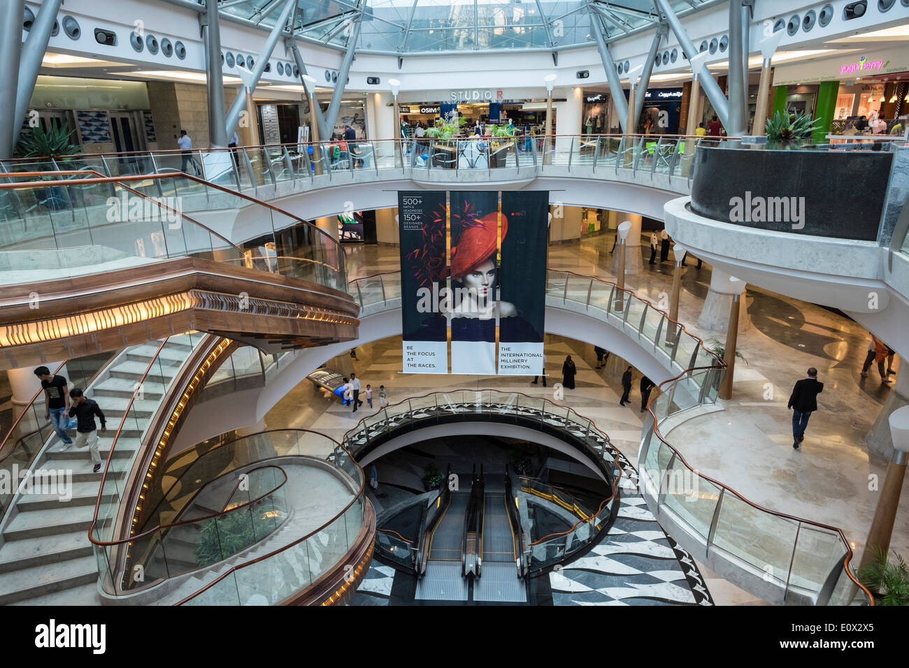 Innere des Burjuman Shopping Mall in Dubai Vereinigte Arabische Emirate Stockfoto
