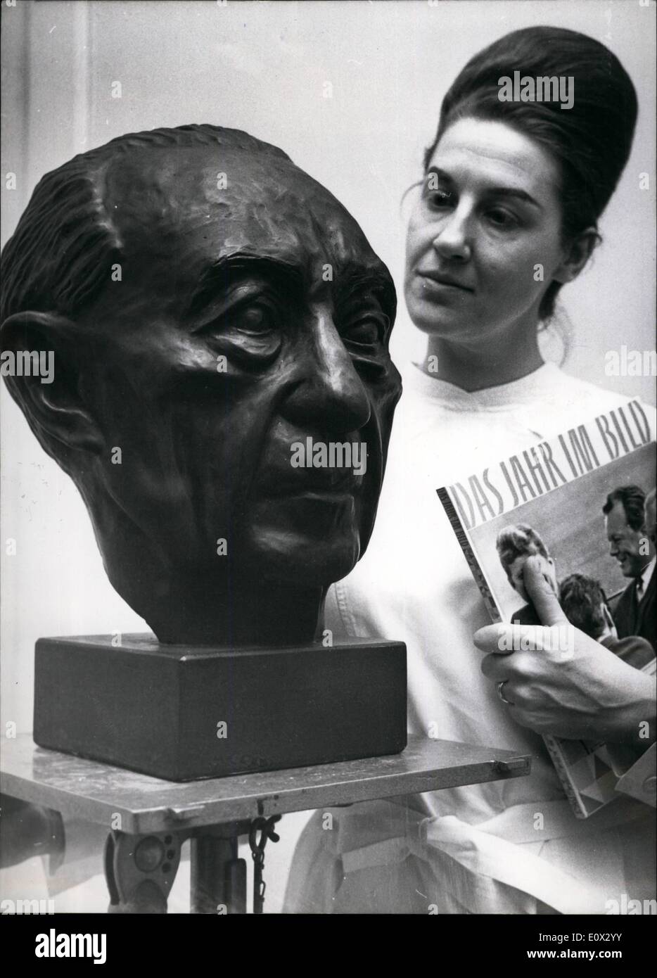 1. Januar 1965 - Geburtstagsgeschenk für Dr. Adenauer: Frau Aloise Engelhardt-Narr, ein Porträt-Bildhauer in Frankfurt hat gerade das beeindruckende Porträt der ehemalige Bundeskanzler Dr. Konrad Adenauer. Die Skulptur präsentiert ihm auf dieser 89. Geburtstag feiert er auf dem 5. Januar 1965. Stockfoto