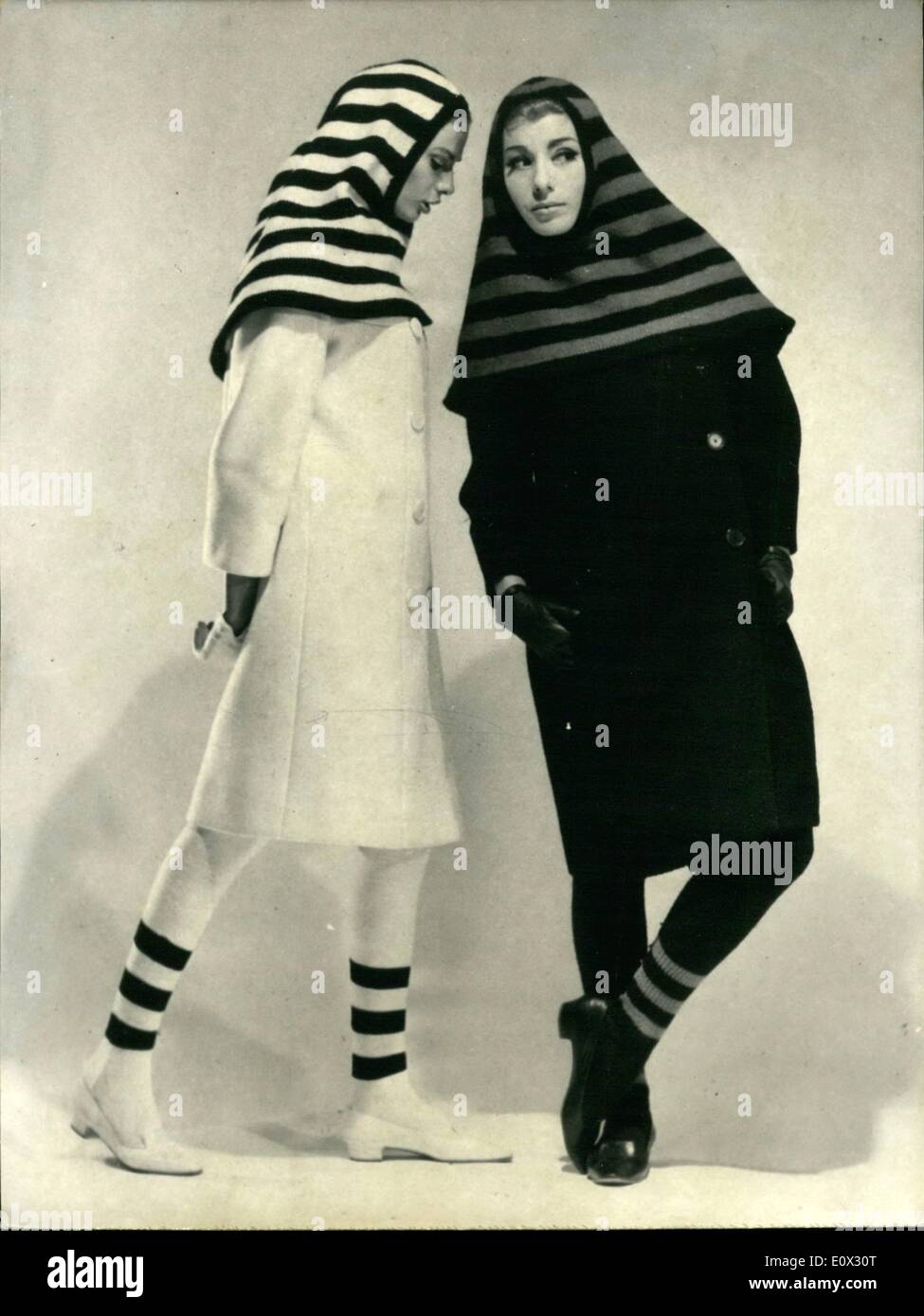 1. Januar 1965 - von Jacques Heim-Winter-Kollektion. OPS links '' Basile, weißen hielten Mantel doppelt geknöpft, weißen Strumpf und Kapuze mit schwarzen Streifen, rechts:'' Saturn In'', wollenen dunkelblauen Mantel, Kapuze mit blauen Streifen, '' Rugy''. Strümpfe, blauen Streifen. Stockfoto