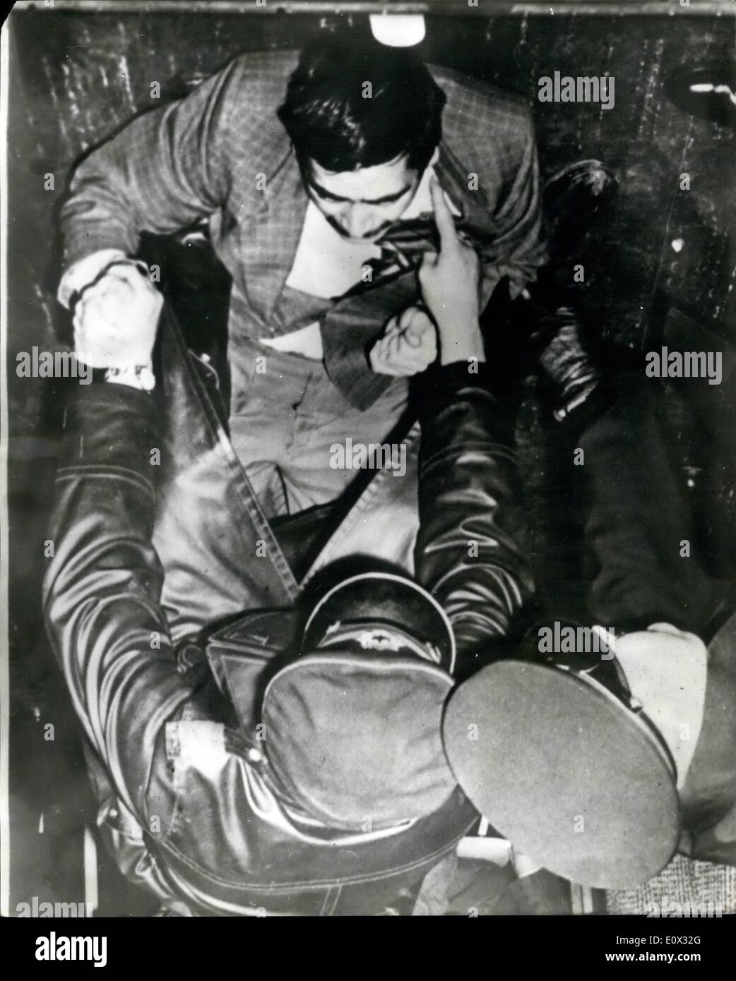 1. Januar 1965 - erhöhen türkische Arbeiter vertrieben aus Holland nach Lohn verweigert Kampf mit der Polizei am Flughafen. : Stockfoto