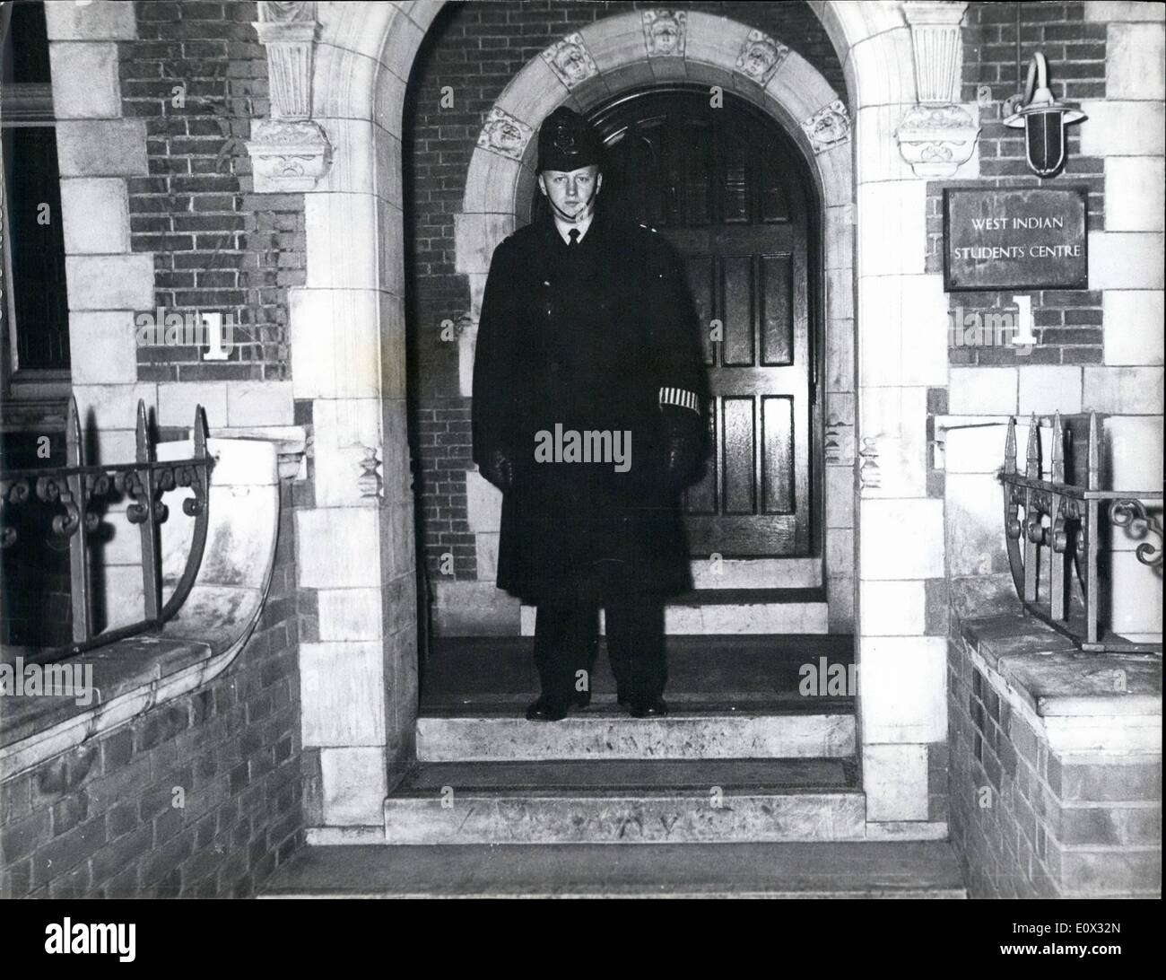 01. Januar 1965 - zwei Polizisten wurden verletzt und ein Hund wurde in einem Kensington-Waffendrama getötet: Zwei Polizisten wurden verwundet und ein Polizeihund wurde in einem Kensington-Waffendrama letzte Nacht erschossen. Es begann, nachdem ein weißer Mercedes, der von Polizeiautos verfolgt wurde, auf zwei andere Fahrzeuge prallte, die zuvor in  Brompton Road kollidierten, Was aussah wie ein Verkehrsunfall, explodierte plötzlich in ein Dreharbeiten im Gangster-Film-Stil. Ein Mann stürzte vom Mercedes in einen nahegelegenen Keller und Polizeihund Simon II wurde hinter ihm her geschickt Stockfoto