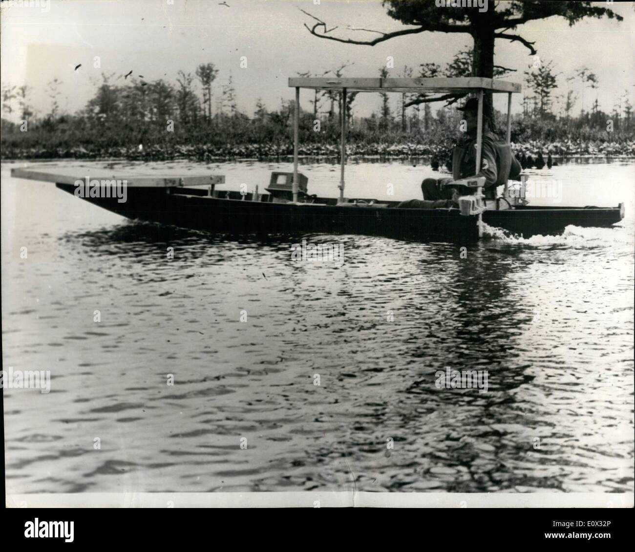 1. Januar 1965 - testet die amerikanische Armee die '' Sonne angetrieben Boot ''. Diese experimentelle Fertigkeit mit einem Haitianer entwickelt Hülle ist zusammenklappbar - hat vier 12-Tölt Batterien für Hilfsenergie - Sonnenkollektoren und zwei kleine trolling Motoren. Die Sonnenkollektoren sind Sonnenschein in elektrische Energie umwandeln, die wiederum betreibt die Motoren oder die Batterien auflädt. Betrieb ist möglich, entweder direkt von den Sonnenkollektoren oder von der Hilfsenergie Quelle der Batterien. Geschwindigkeit des Bootes reicht von 2,6 bis 4,5 mph Stockfoto