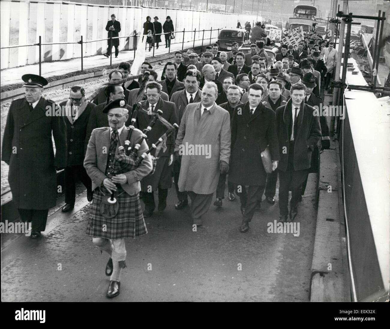 1. Januar 1965 - kommen die '' Flugzeug Maker'' nach London. Demonstrationen gegen Flugzeuge Vertragsrücktritt. Zwei besondere Züge kam am Bahnhof Waterloo an diesem Morgen aus Weybridge - bringt 3.000 Arbeiter der Schule für die Großdemonstration in Marble Arch - Protest gegen den Vorschlag einige der Flugzeuge Verträge zu stornieren. Keystone Fotoshows: Demonstratoren - unter der Leitung von Scots Piper - Waterloo Station für Hyde Park verlassen heute Morgen. Stockfoto