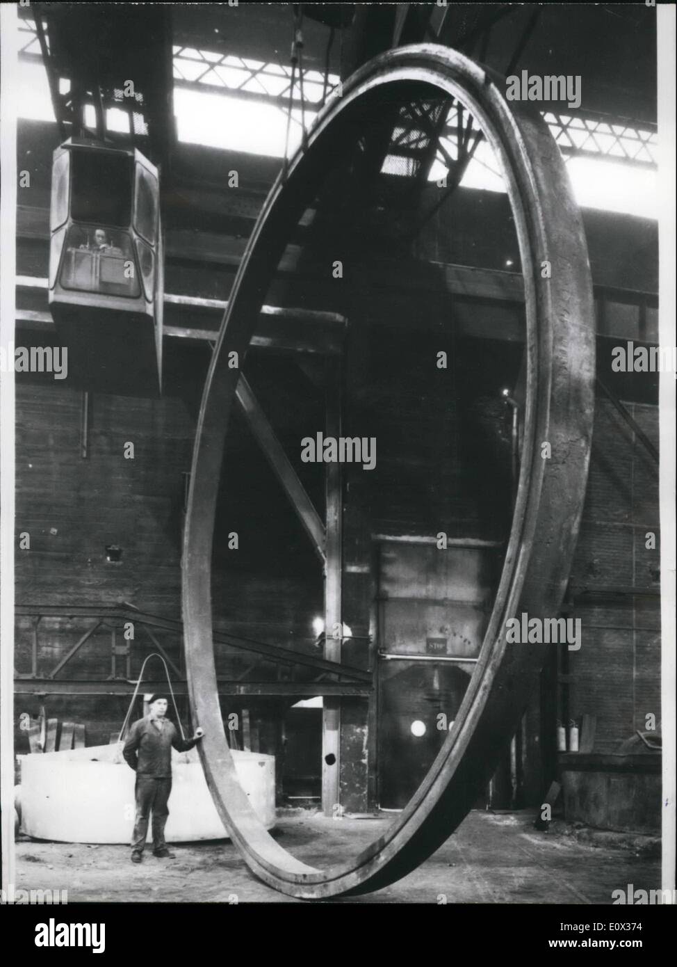 3. März 1965 - Stahl-Riesenrad für Luftfahrtindustrie, diese riesigen Stahl und Chrom-Rad wurde soeben abgeschlossen am Hautmont Werke. Es soll für die Luftfahrtindustrie. Es wiegt 6 und eine Hälfte Tonnen. Stockfoto