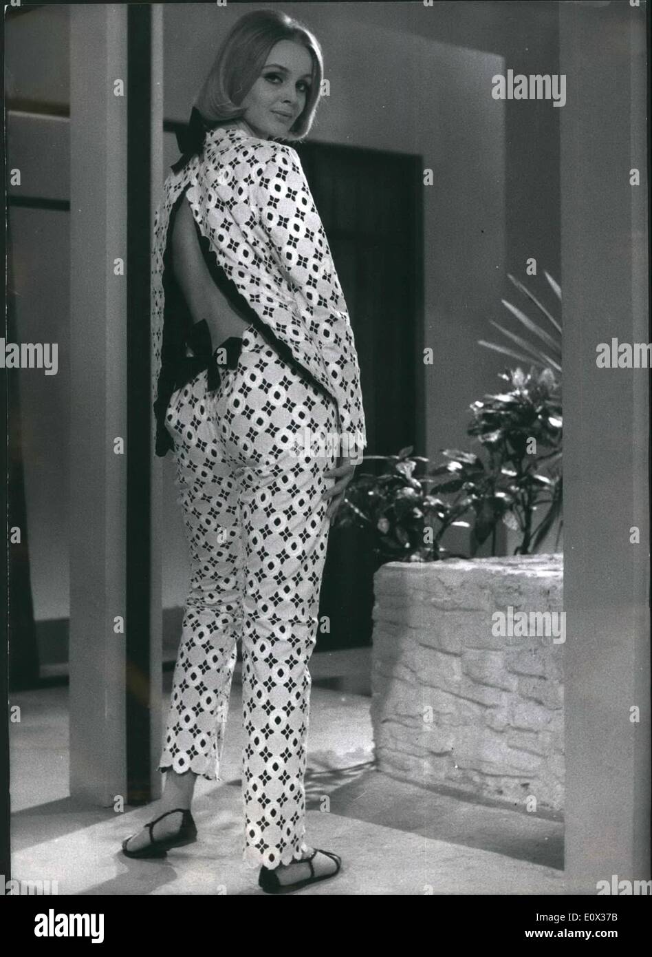 3. März 1965 - '' In Black And White": Sie können sehen, dass weiße Schnürsenkel auf schwarzem Untergrund sehr schön sind. Helgas bezaubernde Kleid ist von der bekannten Modeschöpferin Schulze-Varell gemacht. Das Material ist weißer Spitze auf schwarzem Taft. Die zwei Slop-Knoten auf der Rückseite des Kleides aufmerksam seinen raffinierten Schnitt. Stockfoto