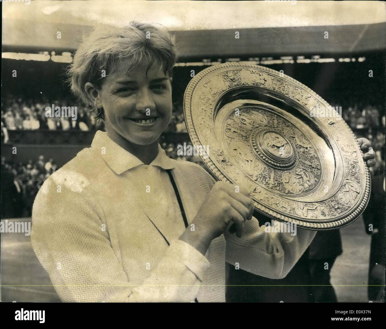 3. März 1965 - Margaret Smith gewinnt Wimbledon Meisterschaft gegen Marie Bueno 6-4 7-5: Margaret Smith aus Australien gewinnt das Wimbledon Damen Einzel zum zweiten Mal von der derzeitigen Champion Maria Bueno in zwei Sätzen. Das Foto zeigt Margaret Smith mit ihrer Trophäe nach ihrem tollen Sieg über Maria Bueno in Wimbledon heute gesehen. Stockfoto