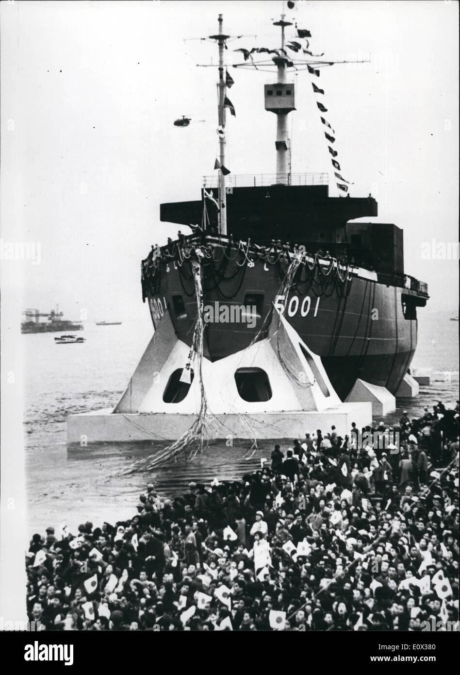 3. März 1965 - Start der Expeditionsschiff '' Fuji''... Die Antarktis-Expedition Schiff '' Fuji'' wurde kürzlich in einer Feierstunde durch Kronprinz Akihito und Michiko Kronprinzessin in Yokohoma City Werft gestartet... Die Prinzessin Schnitt das startende Seil mit eine kleine Axt, das 7.760 Tonnen-Beobachtung-Schiff zu starten - in einer Zeremonie von 10.000 Zuschauern beobachtet... Das Schiff wurde beschrieben als der '' Creme von Japans Schiffbau-Technologie und wird in der Lage, 2,5 Meter dickes Eis zu durchbrechen Stockfoto