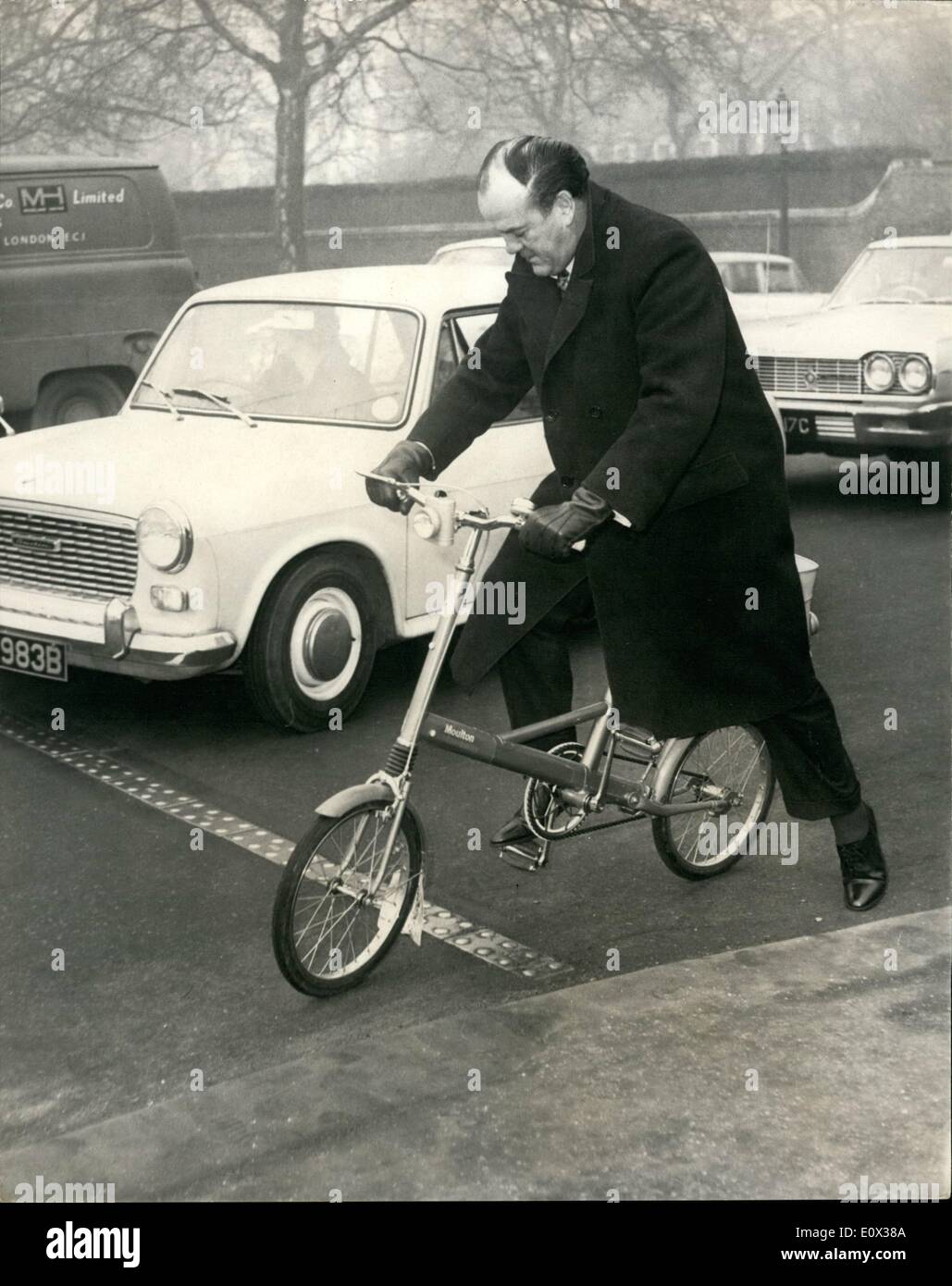 3. März 1965 - Tory M. P. Parks seine 'Bike'-bei R.A.C.: Herr Walter Loveys Tory M.P. für Chichester Sussex-ist jeden Morgen Radfahren zwischen dem House Of Commons und dem R.A.C.-Club zu sehen- und parks im Club. Herr Loveys findet den Zyklus so viel einfacher zu steuern-Park etc. in London- und die Zyklus-Packs so ordentlich in seinem Jaguar-wann hat er eine längere Reise machen. Das Foto zeigt. Herr Walter Loveys in mitten der Verkehr-wie er heute zwischen dem House Of Commons und dem R.A.C.-Club-Zyklen. Stockfoto