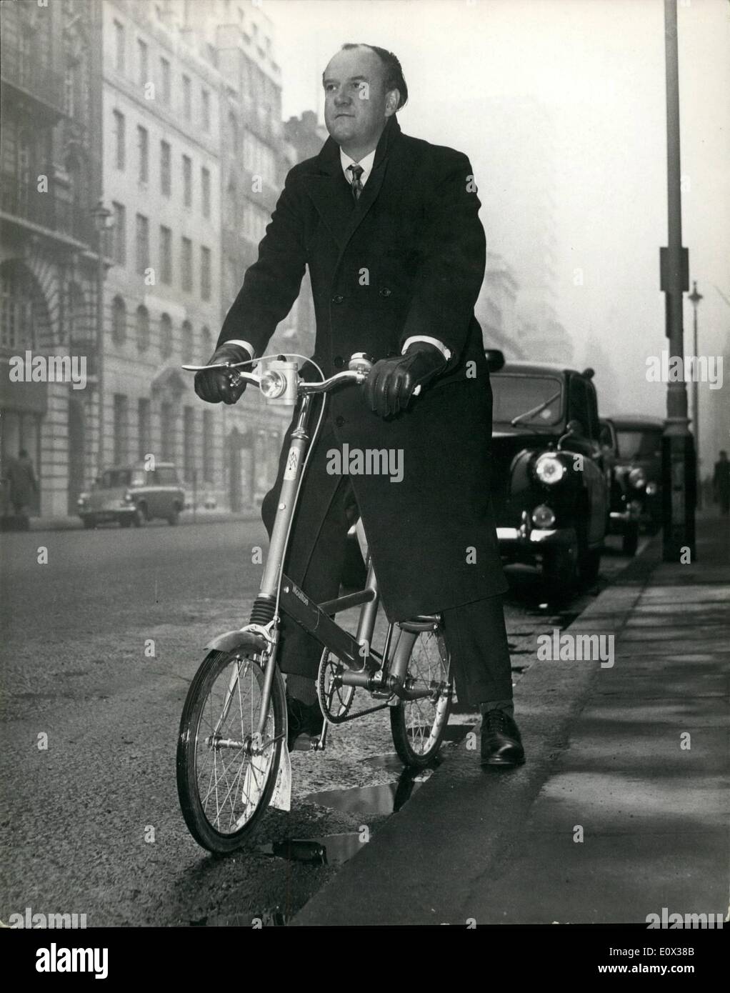 3. März 1965 - Tory Parks sein Fahrrad--An der R.A.C.''; Herr Walter Loveys M.P. für Winchester Sussex - soll zu sehen Ankunft im R.A.C. Club in Piccadilly jeden Morgen - auf seinem Fahrrad. Er findet pendeln zwischen dem Haus und der Verein viel einfacher als mit dem Auto- und er verzichtet das Parkplatzproblem. und der Zyklus packt in seinen Jaguar. Foto zeigt Herr Walter Loveys Ausscheiden aus dem R.A.C.-Verein für das Haus - heute Morgen auf seinem Mini-Zyklus. Stockfoto