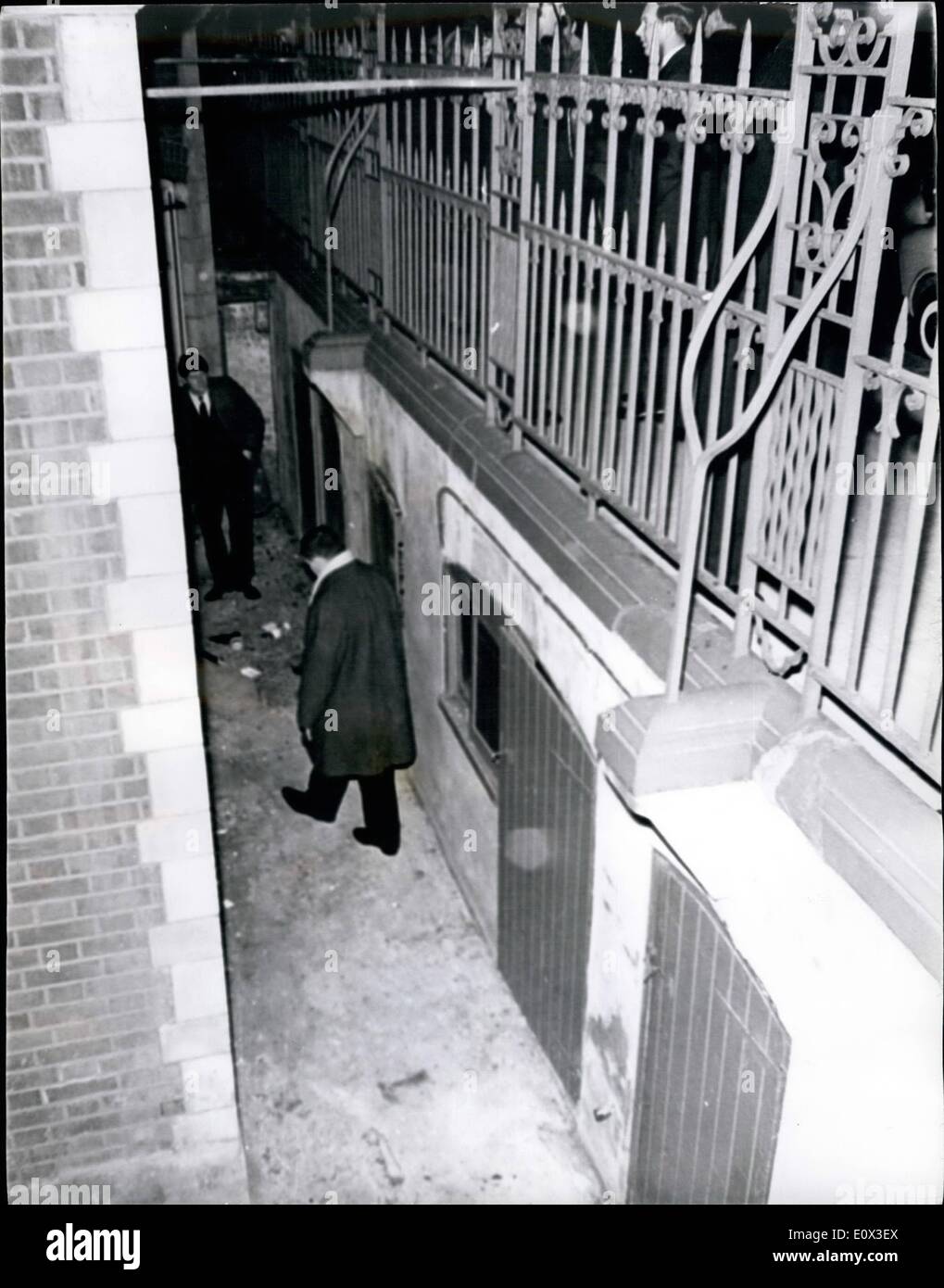 7. Januar 1965 - 01.07.65 zwei Polizisten verletzt und Hund getötet in Kensington Pistole Drama. Zwei Polizisten wurden verletzt und ein Polizeihund wurde tot in einem Kensington Pistole Drama letzte Nacht erschossen. Es begann nach einem weißen Mercedes, von der Polizei gejagt wurde, in zwei andere Fahrzeuge stürzte die Sekunde früher in Old Brompton Road kollidierte hatte. Was aussah wie ein Verkehrsunfall plötzlich explodierte in einem shooting in Gangster-Film-Stil. Ein Mann gestrichelt von Mercedes in einem nahe gelegenen Keller Polizeihund Simon II wurde nach ihm geschickt. Der Hund wurde erschossen Stockfoto