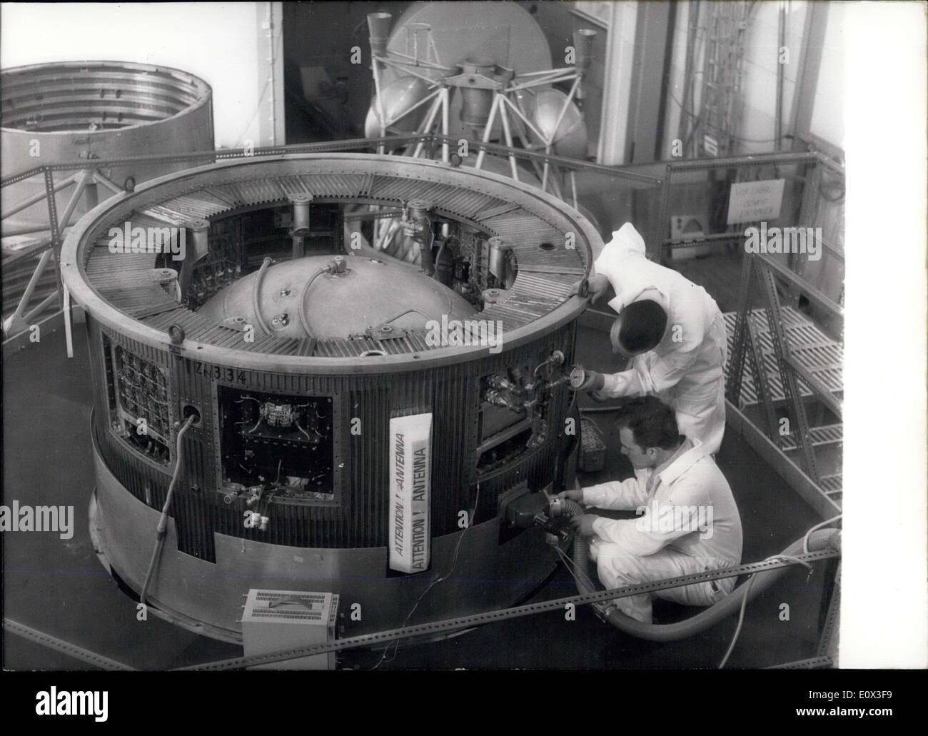 8. Januar 1965 - The III Stufe der europäischen Rakete,, Europe 1'': Fa unterbreitet. Testen Aerea Boelko GmbH und Erno auf der Boelko in München. '' Europa 1'' wurde entwickelt und in Co-Operation in Großbritannien gebaut. Frankreich und Deutschland. In den nächsten Tagen werden,, Europe 1'' nach Australien gebracht und begann im April zum ersten Mal dort. Foto zeigt (im Modell) die Stufe III der europäischen Rakete,, Europe 1'' und einen allgemeinen Überblick über die Rakete '' Europa 1'' bestehend aus drei Stufen, die Briten I. Stufe '' blauen Steak '' und der französischen III-Bühne '' Coralie'' Deutsch III. Bühne Stockfoto