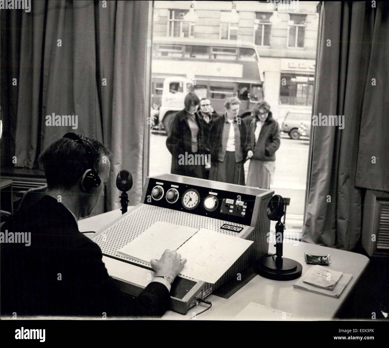 11. Januar 1965 - verschiebt 01.11.65 The London Wetter Centre in high Holborn. London Wetter Centre zog heute Morgen von Princes House, Kingsway in neue Räumlichkeiten im Penderel House, High Holborn. Keystone Fotoshows: Herr Michael Garrod in die Mikrofone der Broadcast-Studio für die BBC-direkte ausgestrahlt heute Dienst im neuen Büro. Das Studio ist vor dem Gebäude, so dass Passanten Übertragungen in Fortschritte beobachten kann. Stockfoto