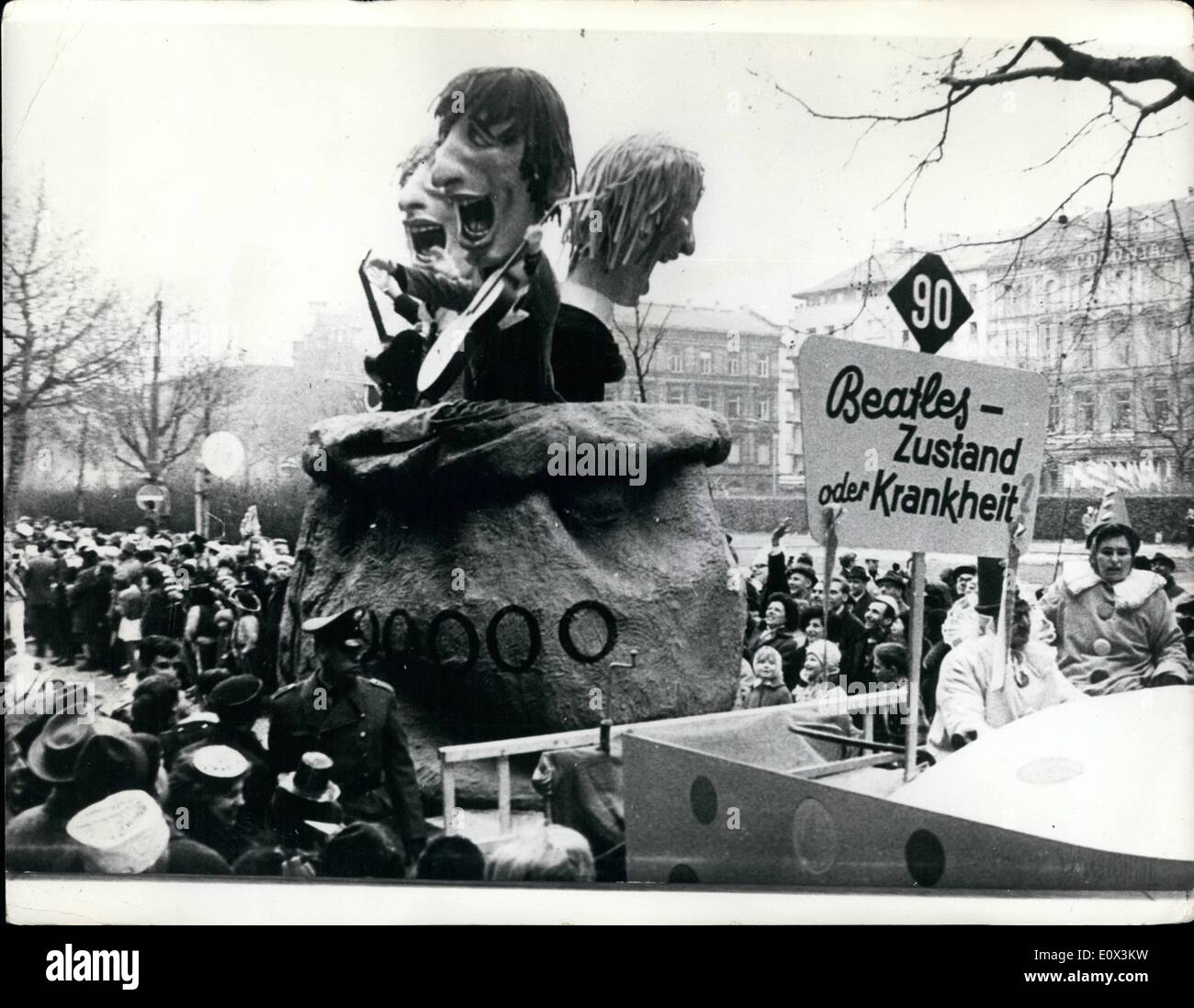 3. März 1965 - ein Bagful '' Beatles'' amüsant Karneval In Mainz - Deutschland: Es wird geschätzt, dass mehr als eine halbe million Zuschauer die Strecke-an der jährlichen Faschingsumzug durch die Straßen von Mainz - Deutschland gesäumt-bei denen die Organisatoren politischen Personen- und Top-Stars in der Welt der Unterhaltung angegriffen - wie diese Pose von '' The Schlachten '' Tauchen aus einem Beutel beschriftet "Millionsickness Stockfoto