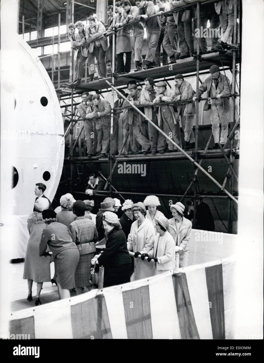 3. März 1965 - ein Kriegsschiff Kiel - gelegt und wirklich... First Class Job - von einem Team von Frauen... Sie begannen Gebäude ein Stockfoto