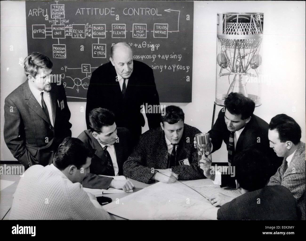 4. März 1965 - bildet Bölkow GmbH '' Startteam'' für das 3. Inkrement der Europa-Rakete. Deutsche Raumfahrt-Spezialisten von ERNO '' Entwicklungsring Nord'' und von Bölkow GmbH sind derzeit dazu erzogen, '' Startmen'' für das dritte Inkrement der Europa-Rakete. Das Bild ist aus einem theoretischen Vortrag in Ottobrunn bei München. Es zeigt Joe Carl, Führer der '' Startteam'' (stehend auf der rechten Seite) und dem Leiter der Ausbildung Dipl. - Ing. Manfred Seibold (mit Modell) Stockfoto