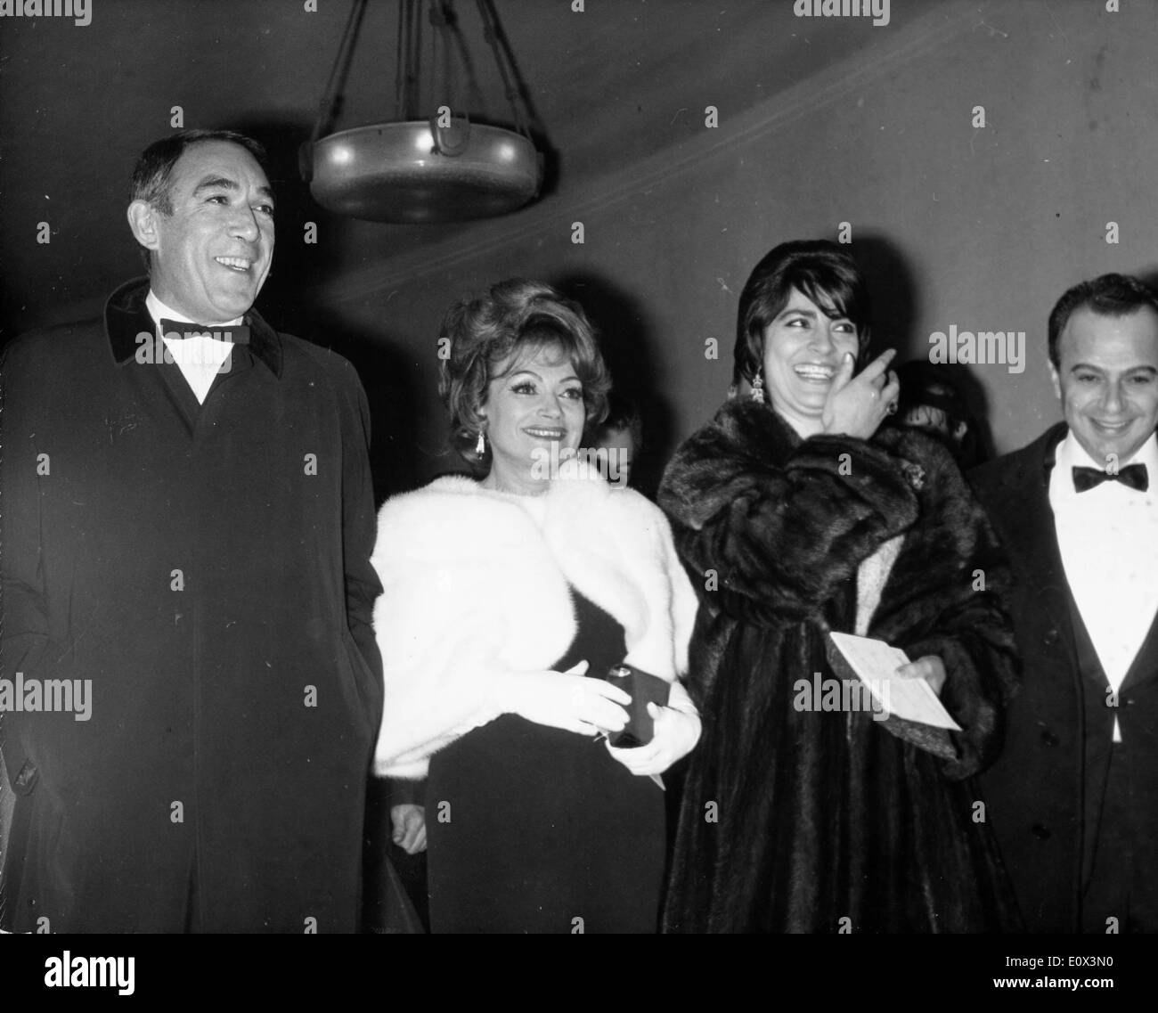 Die Stars von "Zorbas der Grieche" kommen bei der premiere Stockfoto