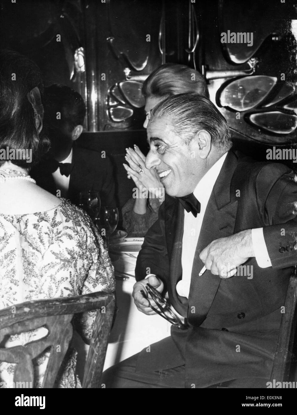 Aristotle Onassis bei der Premiere von "Zorbas der Grieche" Stockfoto
