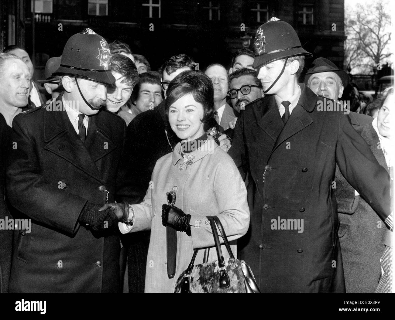 Schauspielerin Shirley Temple grüßt Polizisten vor dem Berkeley Hotel Stockfoto