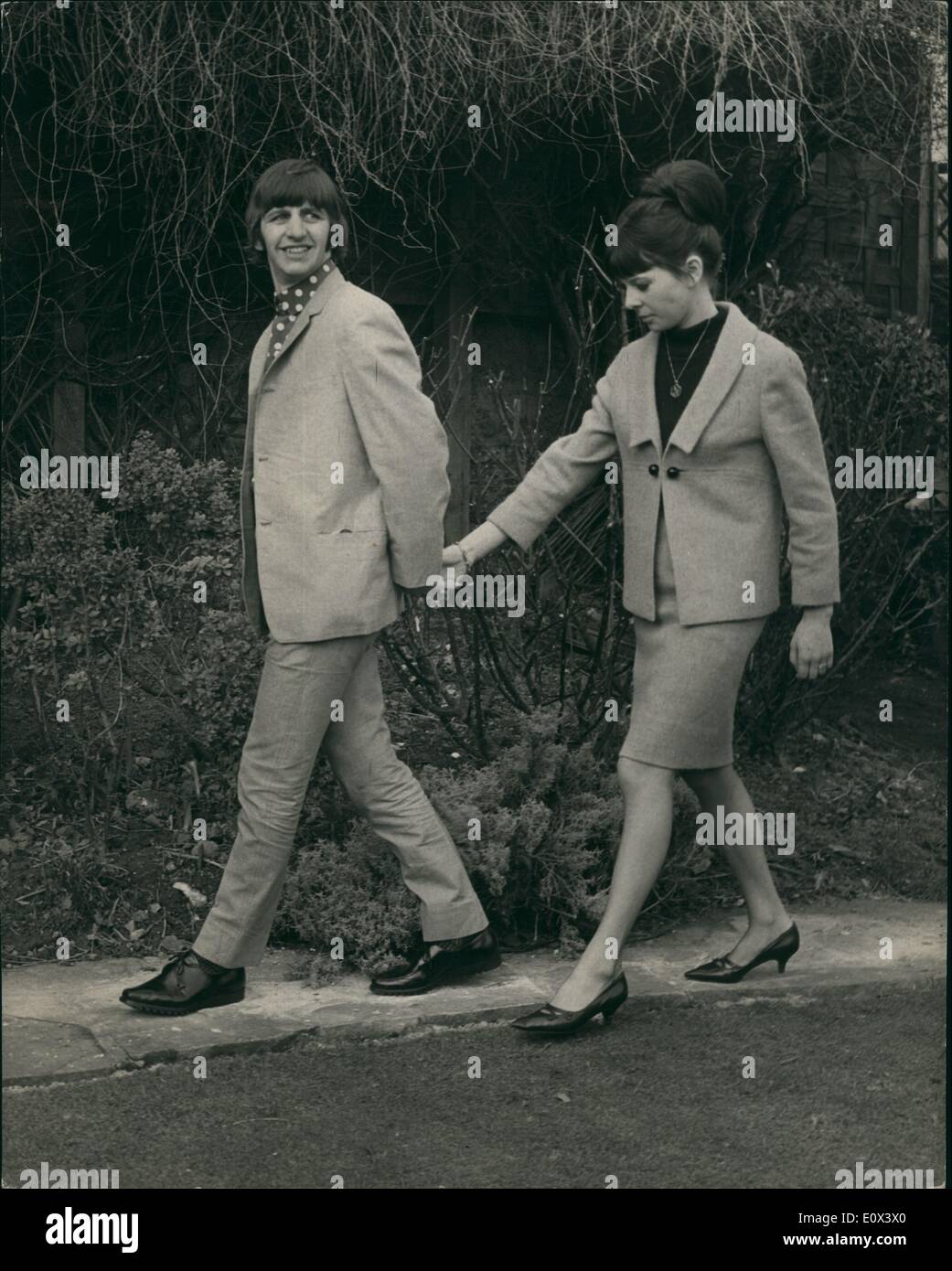 2. Februar 1965 - Ringo und seine Braut - treffen, drücken Sie die "Secret" Versteck - am Brighton: Ringo Starr von The Beatles- und seine Braut von 24 Stunden Mary Cox - met Besigned durch Mitglieder der Presse heute - im-Haus in Hove, Sussex - die ihre Geheimversteck Hochzeit sein sollte. Das Paar heiratete um 8-15 Uhr gestern Morgen in der Londoner Caxto Hall. Foto zeigt Richard Starket (Ringo Starr) und seine neben - im-Haus in Brighton am Nachmittag. Stockfoto