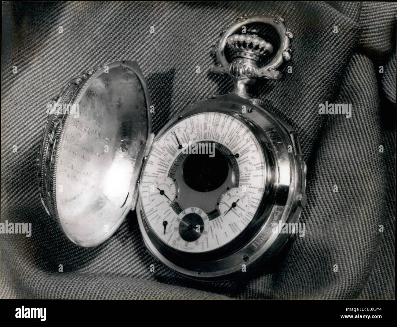 2. Februar 1965 - der komplizierten Uhren IN der Welt: eine Ausstellung des französischen Uhrenindustrie jetzt in Madrid statt. Eines der merkwürdigsten Werke dieser Ausstellung als eine Uhr, die den Ruf, das komplizierteste der Welt sein. Es wurde von Leroy am Anfang des Jahrhunderts für Graf Caravalho Mote Iro von Lissabon gemacht. Es dauerte fünf Jahre, dieses Meisterwerk an Präzision zu erreichen, und es kostet 20.000 Goldfranken. Es wurde von seinem derzeitigen Inhaber vom französischen Uhrmacher Verein gekauft und ist jetzt Teil der Sammlung des Museums von Besancon. OPS: Die einzigartige Uhr. Stockfoto
