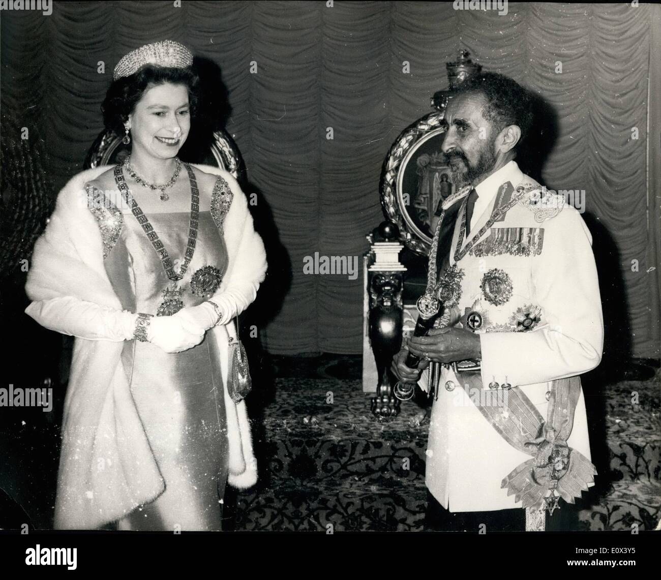 2. Februar 1965 - willkommen Queen bekommt eine große in Äthiopien. Königlichen Bankett.: H.M der Queen und Prinz Philip erhielt einen tollen Empfang von einer Krone von ca. 200.000 - bei der Ankunft in Addis Abeba zu starten ihre acht offiziellen Tag besuchen. Foto zeigt H.M die Königin trägt ein grünes Kleid mit Diamanten - bestickt und mit um die Schultern der Äthiopier bestellen von Solomon - während sie mit Kaiser Haile Selassie steht - auf dem Bankett gegeben, ihr zu Ehren in Addis Abeba. Stockfoto
