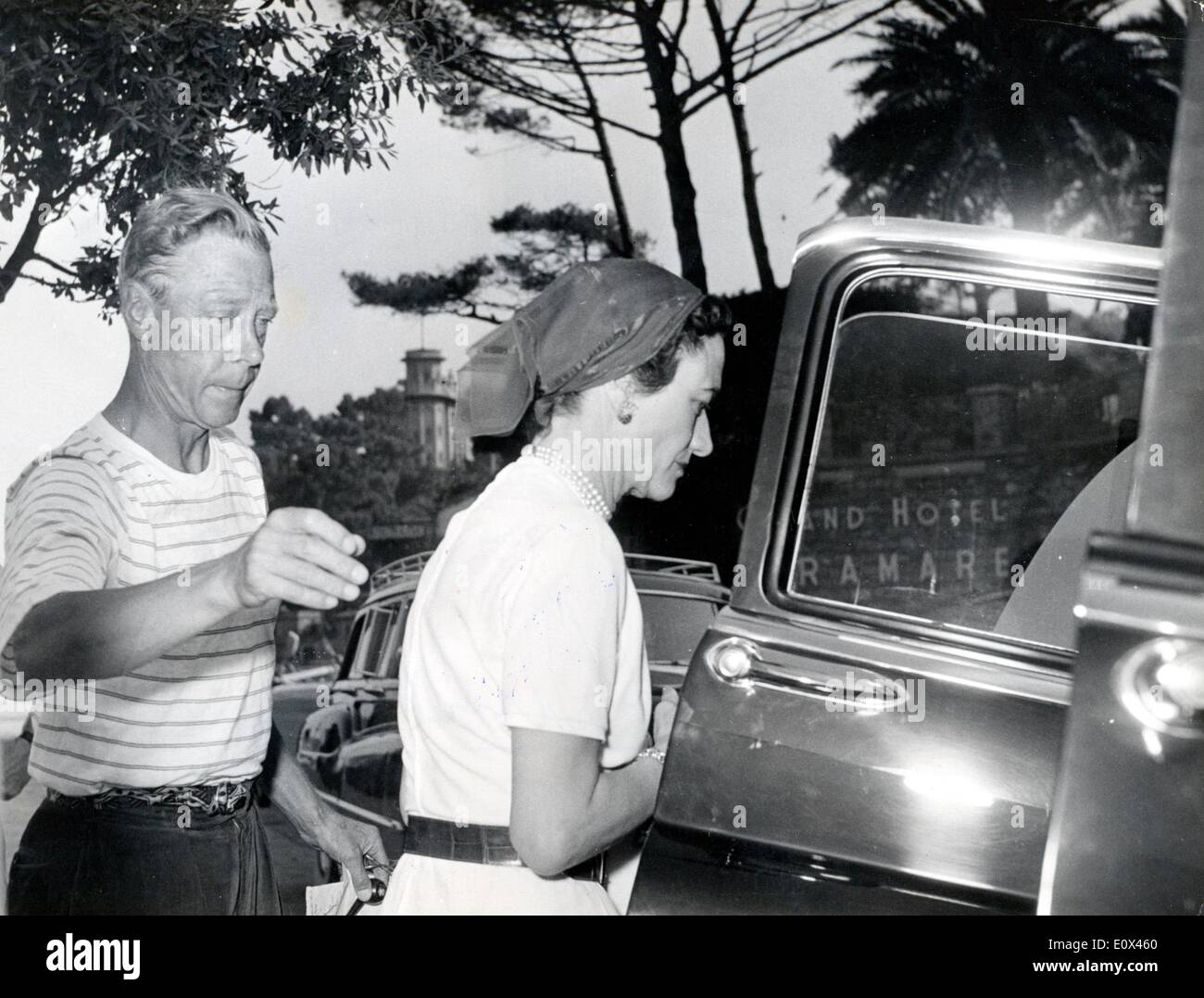 Herzog und Herzogin von Windsor in einem Auto bekommen Stockfoto