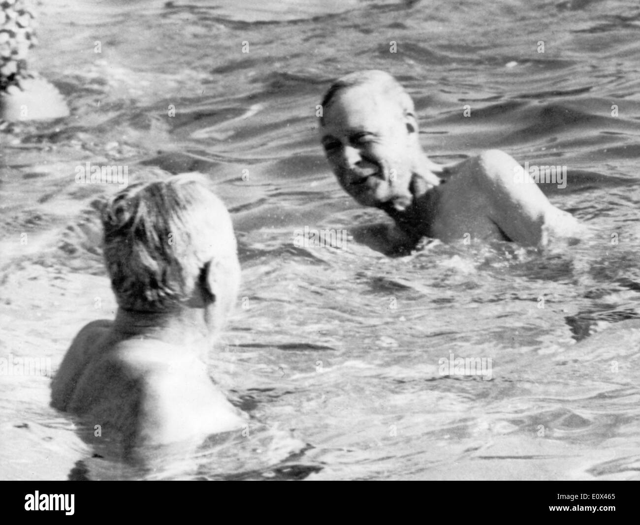 Herzog Edward VIII Schwimmen im Pool im Urlaub Stockfoto