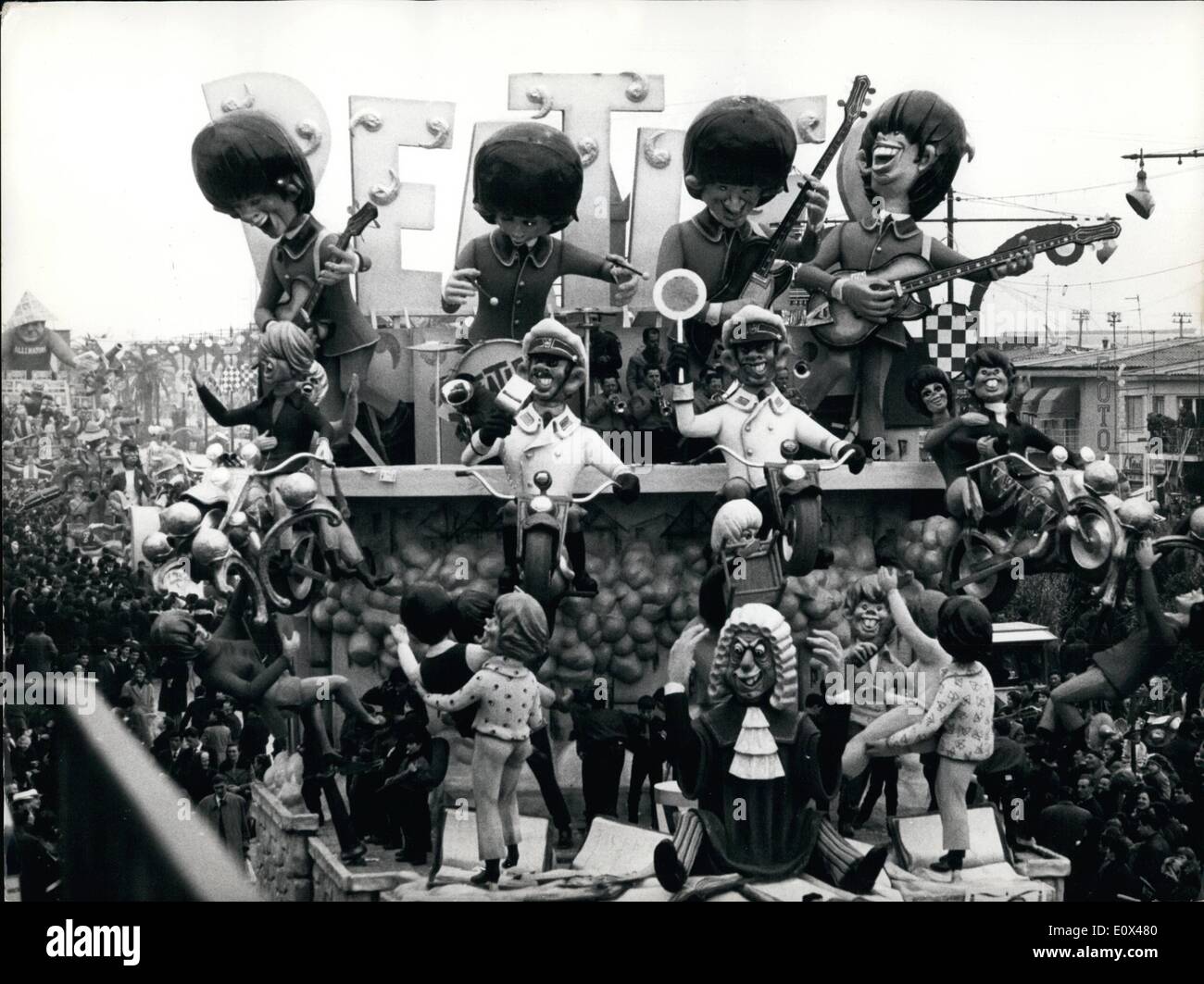 2. Februar 1965 - mit dem traditionellen Umzug der Zeichnung Autos bei Viareggio war den Karneval 1965 zu öffnen. Einige der imposantesten Figuren verschiedener Persönlichkeiten durchlaufen die krähte Straßen der kleinen Stadt an der Toscana Küste zu reproduzieren. Foto zeigt den berühmten "Beatles Stockfoto