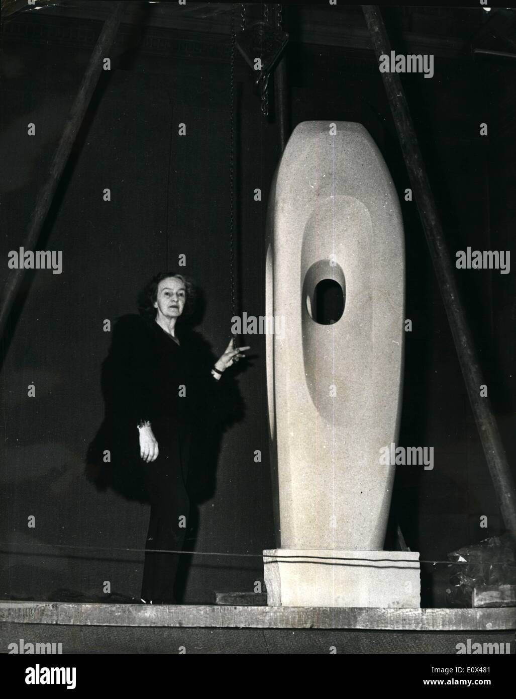 2. Februar 1965 - Tate Galerie bereitet '' British Sculpture in den 60'0 Ausstellung.: Vorbereitungen gingen voraus heute Nachmittag der Contemporary Art Society British Sculpture in den 60er Jahren Ausstellung - die nächsten Donnerstag öffnet sich. Das Foto zeigt Barbara Hepworth Posen neben ihre neueste Kreation dem Titel '' vertikale Form'' - nachdem es heute Nachmittag in Position in der Tate Gallery gesetzt worden war. Es dauerte sieben Männer sechs Stunden, das Stück in Position zu handeln - es wiegt 1 3/4/Tonss. Stockfoto