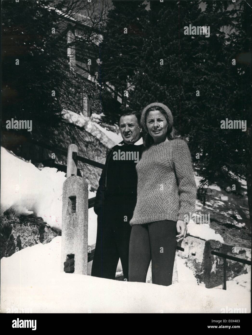 2. Februar 1965 - Henry Ford und seine neue Braut - auf Hochzeitsreise. Henry Ford II - 48-jährige Leiterin der Ford Motor Company- und seine Braut die ehemalige Frau Cristina Austin - gesehen auf Hochzeitsreise - in St. Moritz, Schweiz... Sie heirateten in Washington... Dies ist die zweite Ehe für Sie beide. Sie ist 38. Stockfoto