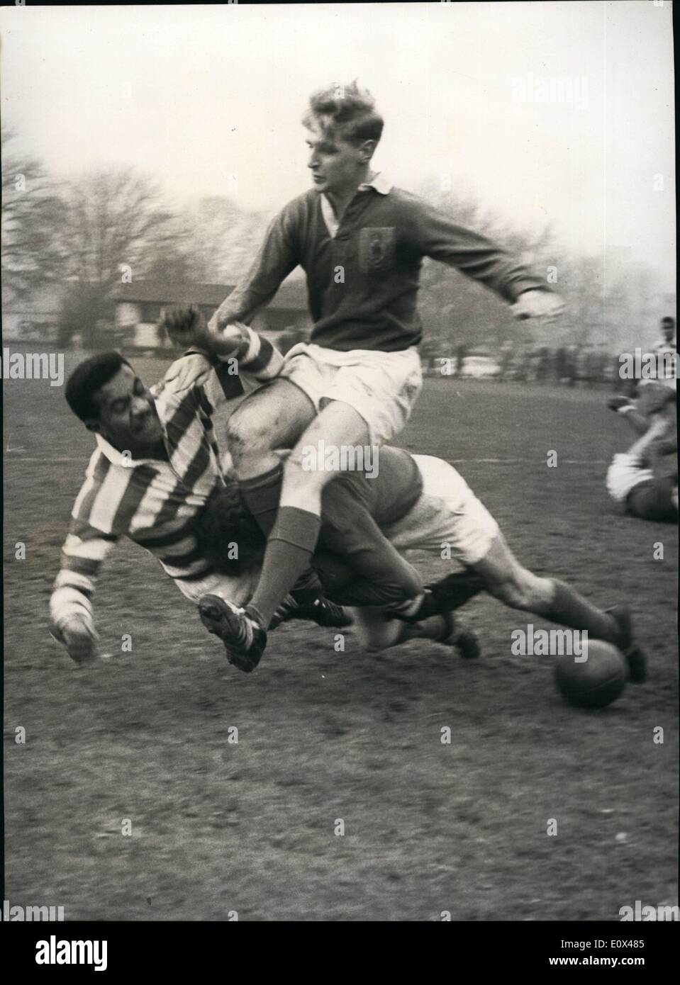 2. Februar 1965 - Fuß B.O.A.R. Männer von Rhime - ihre Rugbyteam In Aktion in Woolwich beobachten. Eine Gruppe von drei Männer und ein Offizier kam in der RA-Kaserne - Woolwich heute Nachmittag um ihre Team - vom 7. sehen. Leichten Fallschirm-Regiment spielen 34.. Licht - sie ging vom Rhein in Deutschland - Fallschirm-Regiment in Holland - eine Reise, die Sie acht Tage dauerte. Sie wurden am Nachmittag von General Sir Robert Mansergh - Master Gunner in Woolwich in Woolwich begrüßt. Foto zeigt:-Gunner Q10 (gestreiftes Hemd) links vom 7. Stockfoto