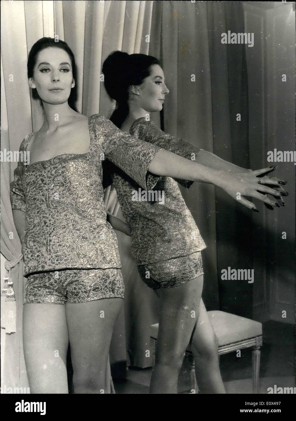 2. Februar 1965 - Une Nouveaute: Le kurze Pour Le Soir. Jacques Launay, un Nouveau Couturier Parisien Qui vient d'installer ses Salons Faubourg St Honoré, ein Trouvé l-Choc Qui va Peut-Etre le Hisser au premier klingelte des Grands Couturiers: le kurze Pour le Soir, Innovation auf Ne Peut plus Audacieuse. NPM: UN-Mannequin de Jacques Launay Presentant le kurze du Soir. Schlussstein A Abkürzung für Abendmode. Jacques Launay, ein Neuling in der Haute Couture Paris zeigt eine gewagte Neuheit, eine Abkürzung für Abendmode. Februar 4/65 Stockfoto