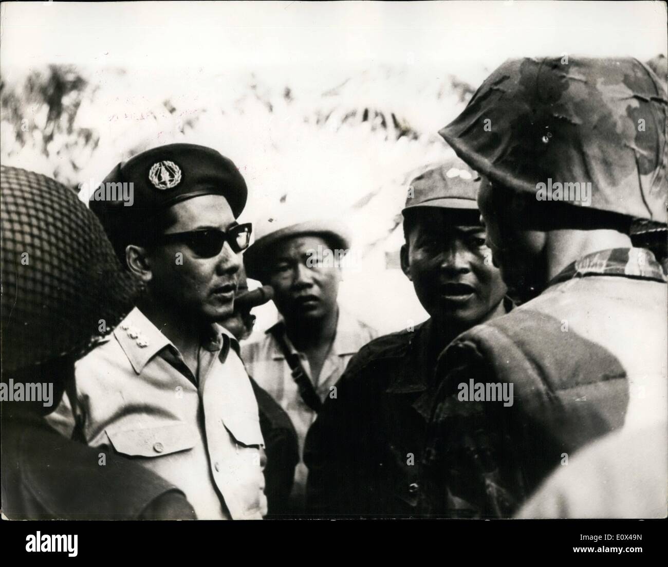 2. Februar 1965 - war Süd-Vietnam Premier '' Wir wollen den Krieg zu beenden". Putschversuch, allgemeine Khanh in Saigon zu stürzen: nach den jüngsten Berichten aus Saigon - Dr. Phan Huy Quat Premierminister von Südvietnam, sagte, dass sein Land zuviel '' litt ''- und '' Wir wollen den Krieg mit Honur beenden ''. Dies sei bei einer Zeremonie an der Leutenant General Nguyen Khanh ehemaliger Chef der US-Streitkräfte - umgedreht sein Kommando an Major General Tran Van Minh. Frühere militärische Fraktion unter der Leitung von ehemaligen Major General Lam Van Phat und Col Stockfoto