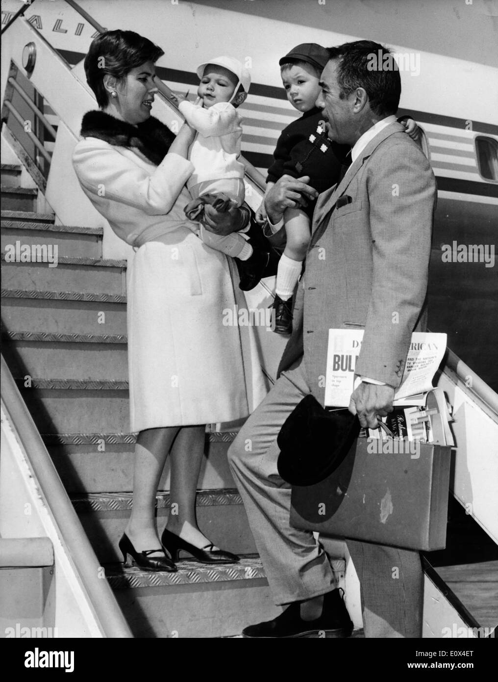 Schauspieler Anthony Quinn Reisen mit Frau Jolanda und Söhne Stockfoto