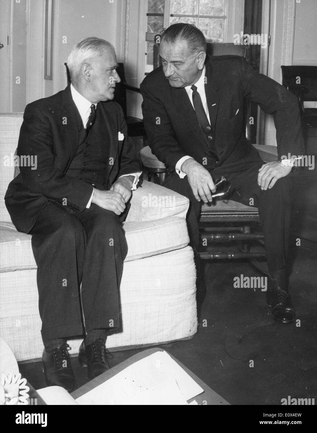 25. März 1965 - Washington, District Of Columbia, USA - LYNDON BAINES JOHNSON (27. August 1908 - 22. Januar 1973) oft als LBJ bezeichnet, war der 36. Präsident der USA (1963-1969) nach seinem Dienst als 37. Vizepräsident der USA (1961-1963). Bild: Britischer Außenminister MICHAEL STEWART diskutieren Tränengas-Einsatz in Vietnam. Stockfoto