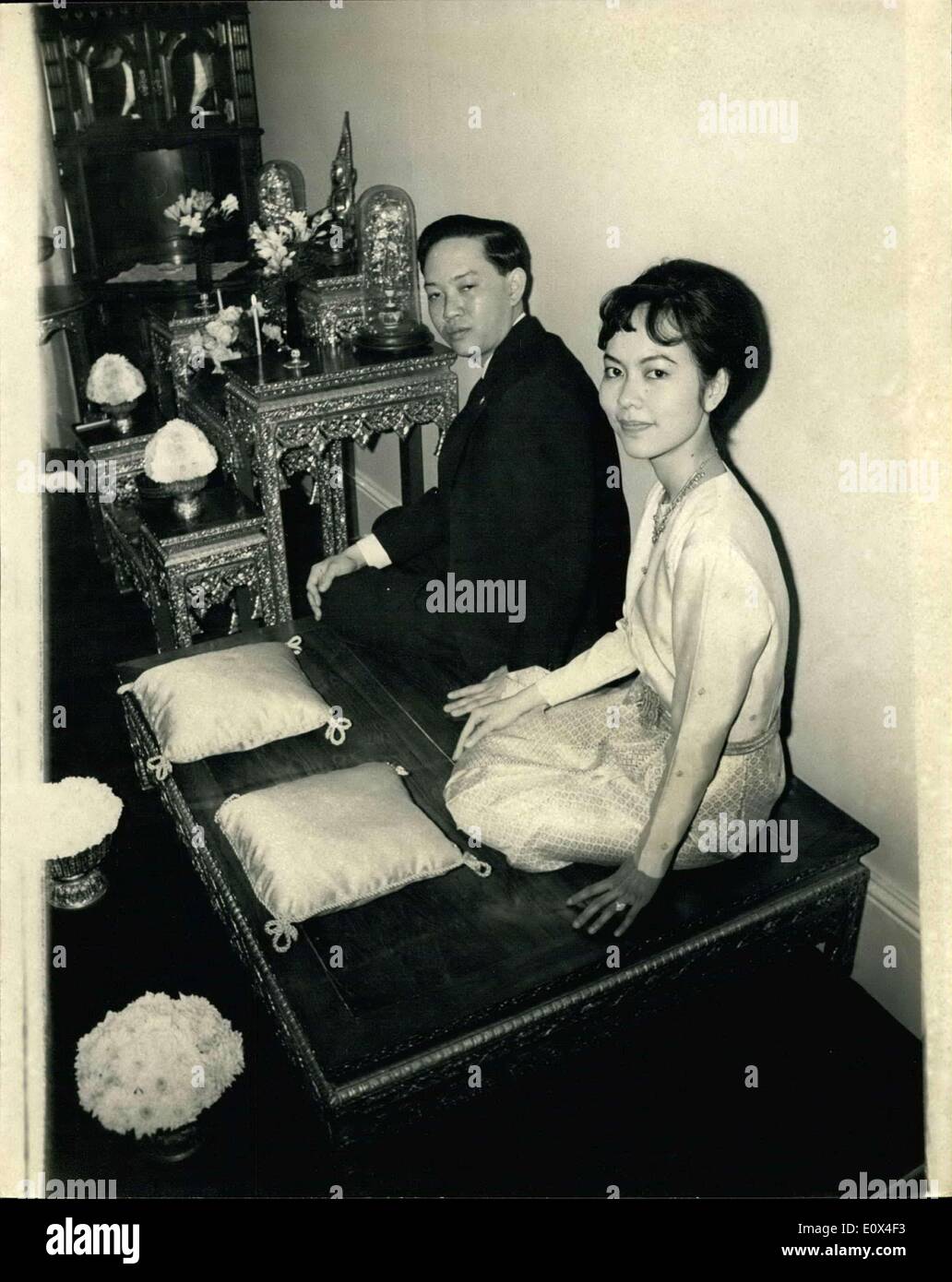 28. März 1965 - A Royal Wedding in London - siamesische Prinz Marries bei einer traditionellen buddhistischen Zeremonie: PrinceRabobongse Rabishadna, ein Cousin des Königs von Siam, heiratete heute 24 jährige Sirim Serthavatch, ein Musikstudent, der in einen anderen Zweig der königlichen Familie, auf eine traditionelle buddhistische Zeremonie gehört in der thailändischen Botschaft in London statt. Das Paar traf sich während seines Studiums an amerikanischen Universitäten Stockfoto