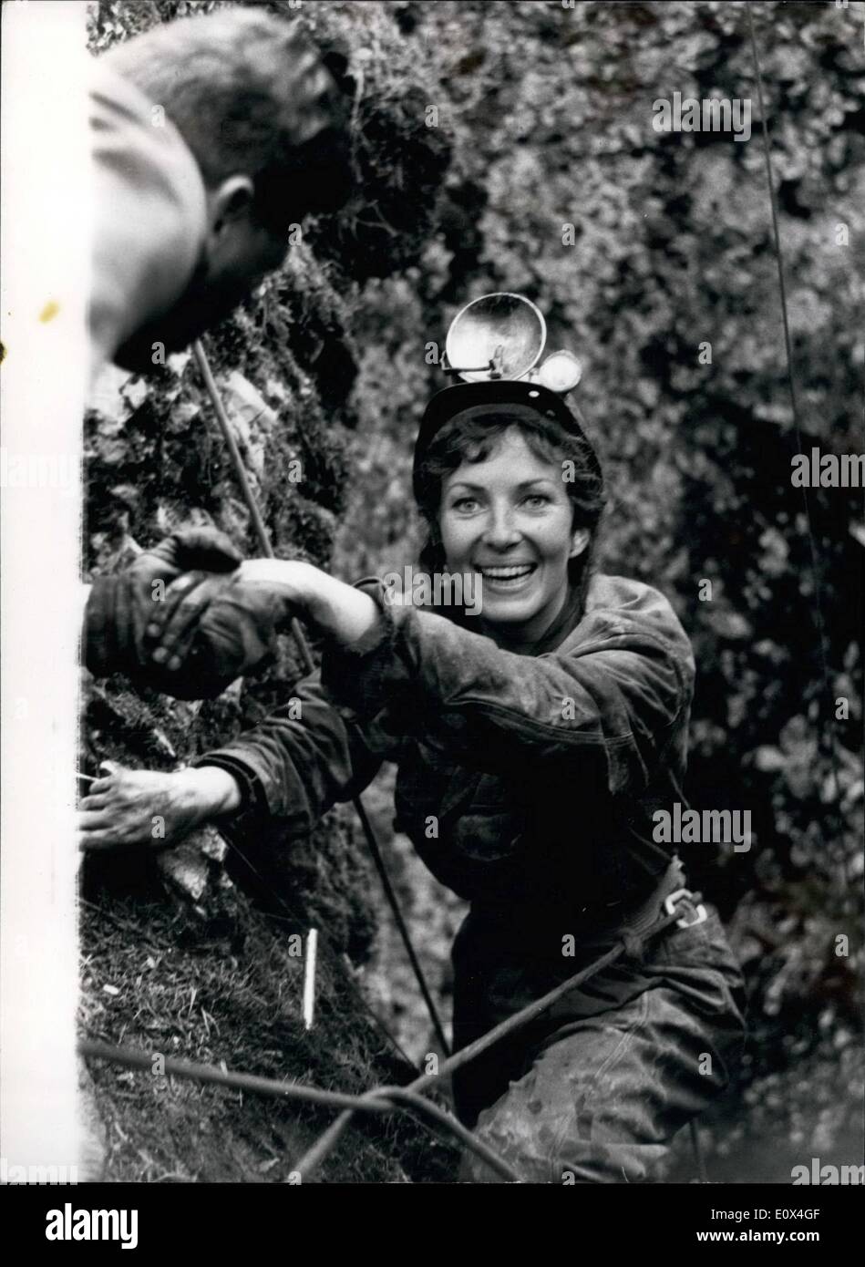 4. April 1965 - Tropfen glücklich Helga in auf der Nr. 1 Höhle Mann. Weltrekord 126 Tage in ein Schlagloch.: Blonde Frau Helga Mare Oberflächen nach dem Besuch einer rekordverdächtigen Zukunftsproblematiken Antoine Senni 350 ft unter den französischen Alpen. Antoine hatte niemand gesehen, für 18 Wochen bis deutscher Helga geboren in seiner Höhle kletterten. Er soll an die Oberfläche Morgen zurück, nachdem er einen Datensatz 126 Tage in das Schlagloch unter den Audeberg-Bergen 30 Meilen von Nizza, um die Auswirkungen der kompletten Isolation testen Stockfoto