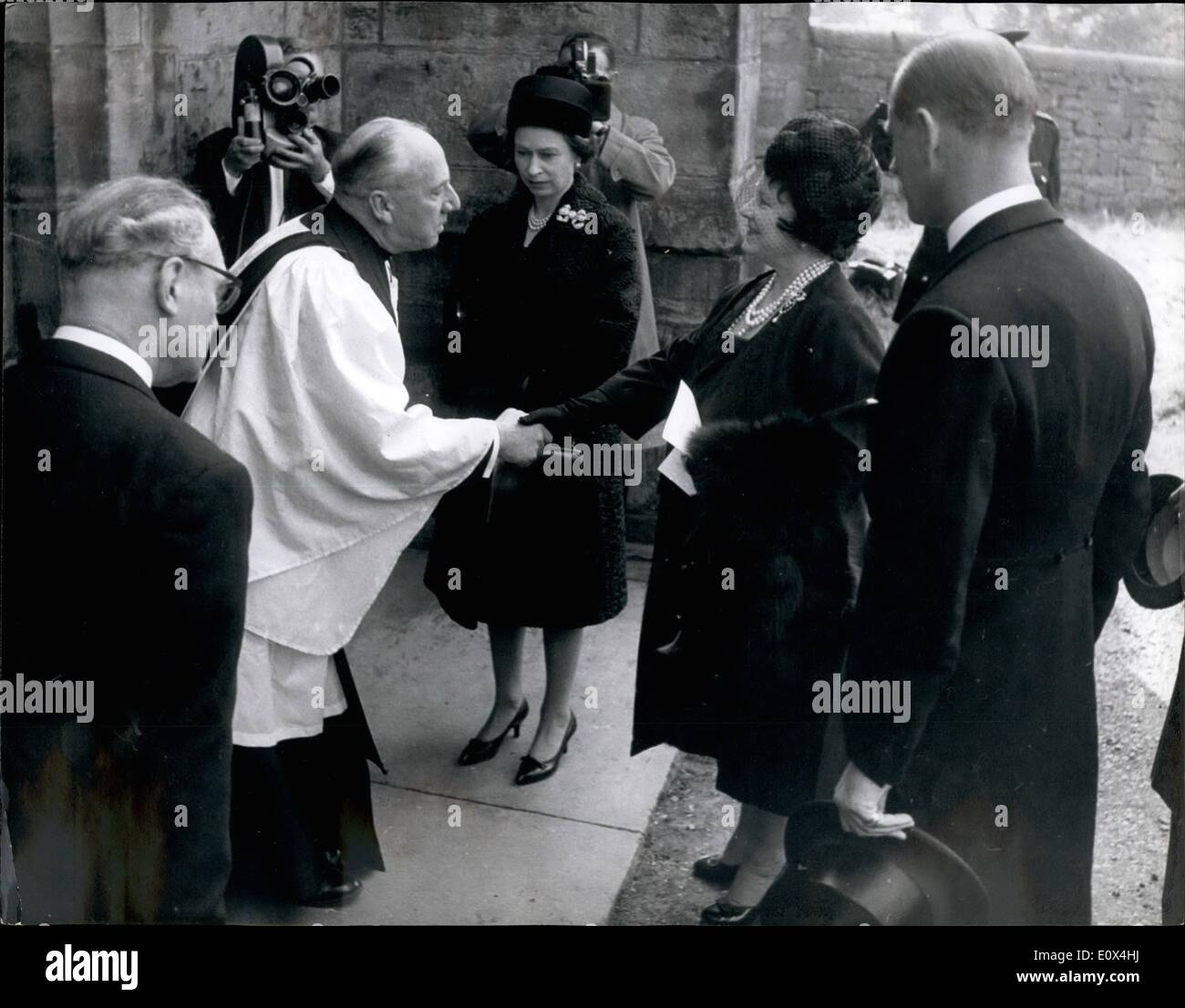 4. April 1965 - wohnt Königin Beerdigung der Prinzessin Royal; Königin Elizabeth II (Rubrik Gruppe auf der linken Seite); Prinz Charles (hinter der Stockfoto
