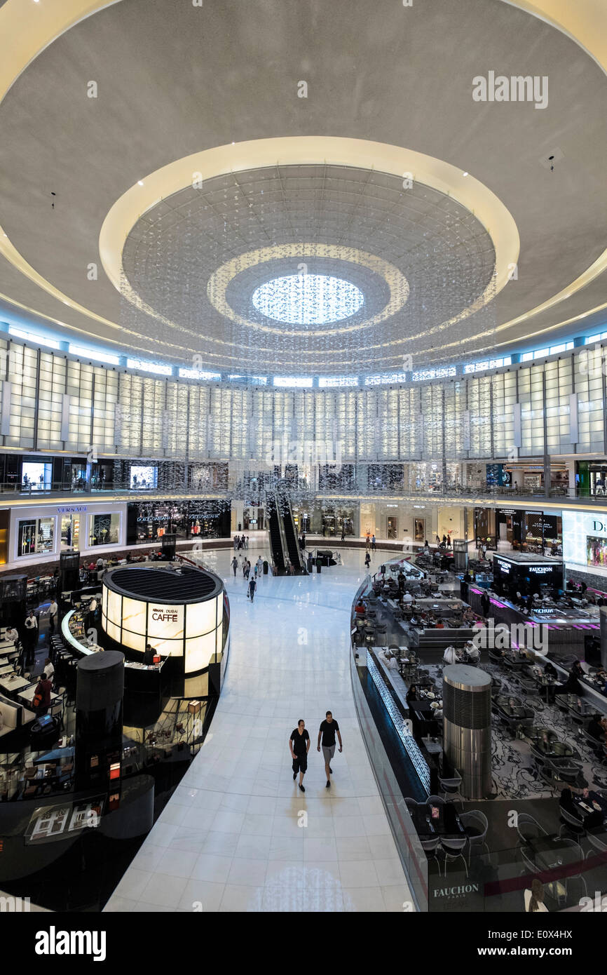 Innenraum der Fashion Avenue Atrium voller Luxus-Mode-Boutiquen in der Dubai Mall in Vereinigte Arabische Emirate Stockfoto