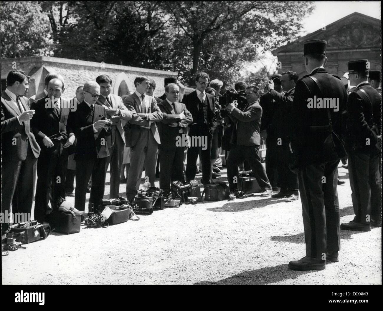 5. Mai 1965 - Anne de France Hochzeit: Reporter Kreuz Arme aus Protest; Pressefotografen, die kamen zum Fotografieren vor der königlichen Kapelle von Dreux verschränkte ihre Arme aus Protest als Gendarmen versucht zu unterbinden eingehen von Positionen rund um die Kirche, TV-Kameraleute sind filmt die Szene gesehen. Stockfoto