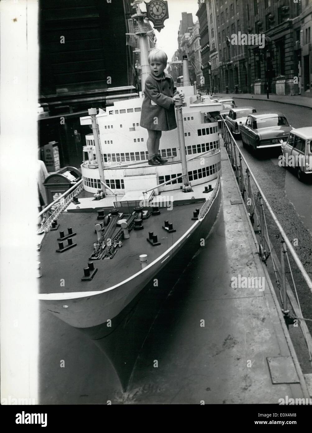 05. Mai 1965 - Modell Der ''Rotterdam'' In Der Stadt. Ein 40 Meter langes Modell des Liners ''Rotterdam'' - das größte Schiffsmodell der Welt, wurde von seinen Besitzern, Holland - America Line, für eine 'Sea Travel in the Sixties''-Ausstellung ausgeliehen, die heute vor der Royal Exchange in der City of London eröffnet wird. Das Modell, das fünf Tonnen wiegt, wurde von 20 Handwerkern in drei Monaten, zu einem Preis von 4,000. Besondere Vorkehrungen wurden von der Polizei getroffen, um Verkehrschaos zu verhindern, da es zur Königlichen Börse gebracht und mit einem Kran zu einem Stand draußen gehoben wurde Stockfoto