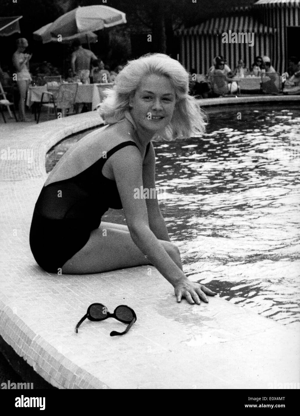 7. Mai 1965 ist - Rom, Italien - SANDRA DEE in Rom, die Rolle des Films "A Mann könnte getötet" zu machen. Sie posiert in einem Pool eines Hotels in Rom. Schauspielerin Sandra Dee, die blonde Schönheit, die ein großes Teenies-Publikum in den 1960er Jahren mit Filmen wie "Gidget '' und '' Tammy und der Doktor '' angezogen und hatte eine Headliner Ehe mit Pop-Sänger Bobby Darin, starb 20. Februar 2005 in Los Angeles. Sie war 62. Stockfoto
