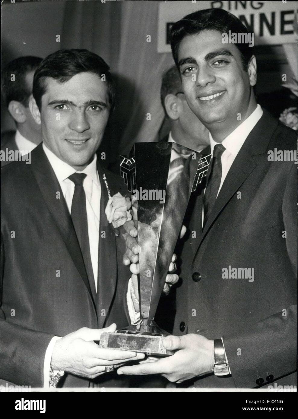 13. Mai 1965 - berühmten Pop-Sängerin Hände Award, Marcel Cerdan Jr: Enrico Macias, der berühmte französische Pop-Sängerin, überreichte die Trophäe Marcel Cerdan Junior für die acht Siegen in Folge h erzielte seit der begann seine Karriere von professionellen Preis kämpfen. Foto zeigt Enric Macias (rechts) übergibt den Pokal Marcel Cerdan. Stockfoto