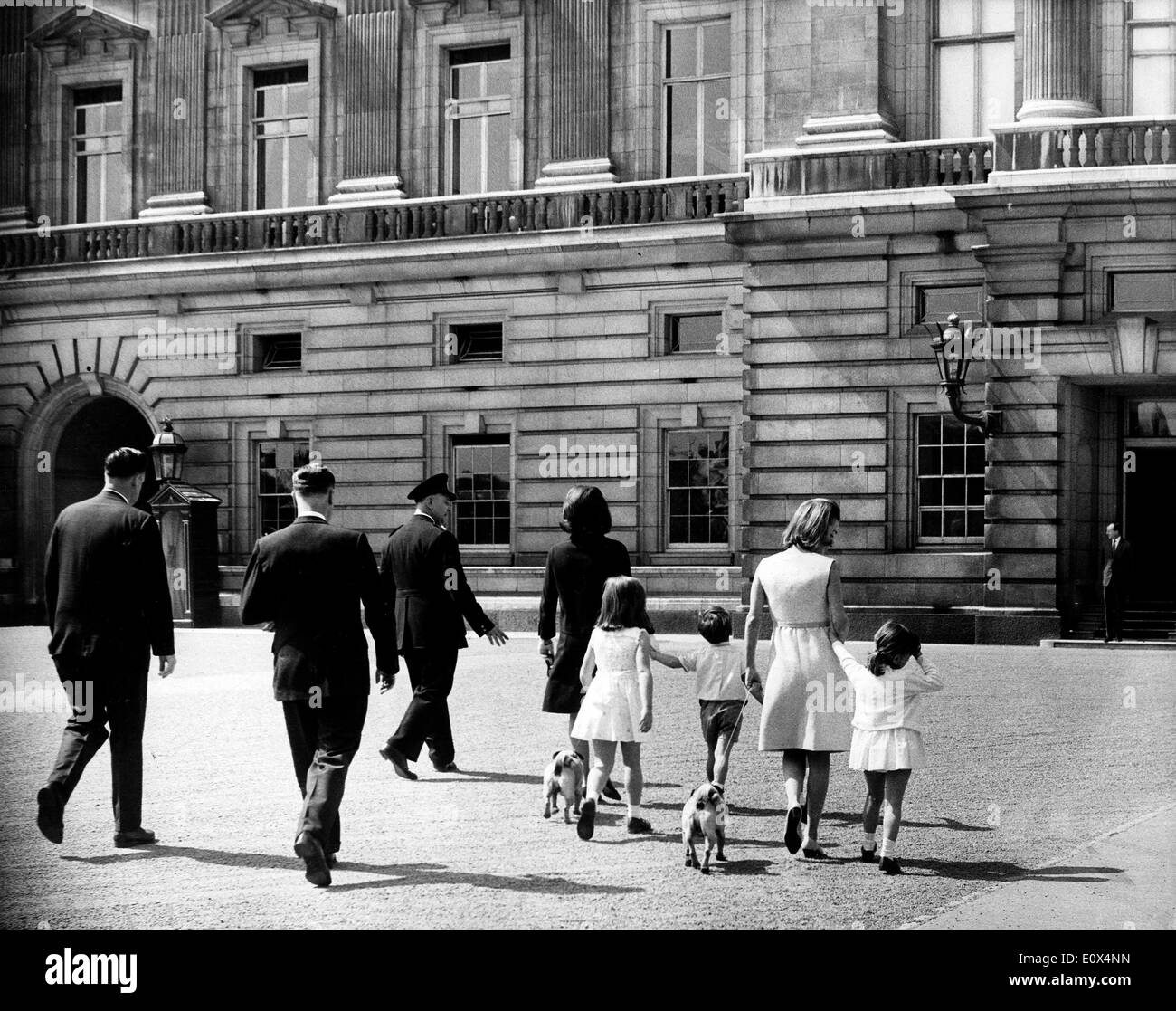 Jacqueline Kennedy, ihre Schwester Lee Radziwill und ihre Kinder besuchen Buckingham Palace Stockfoto