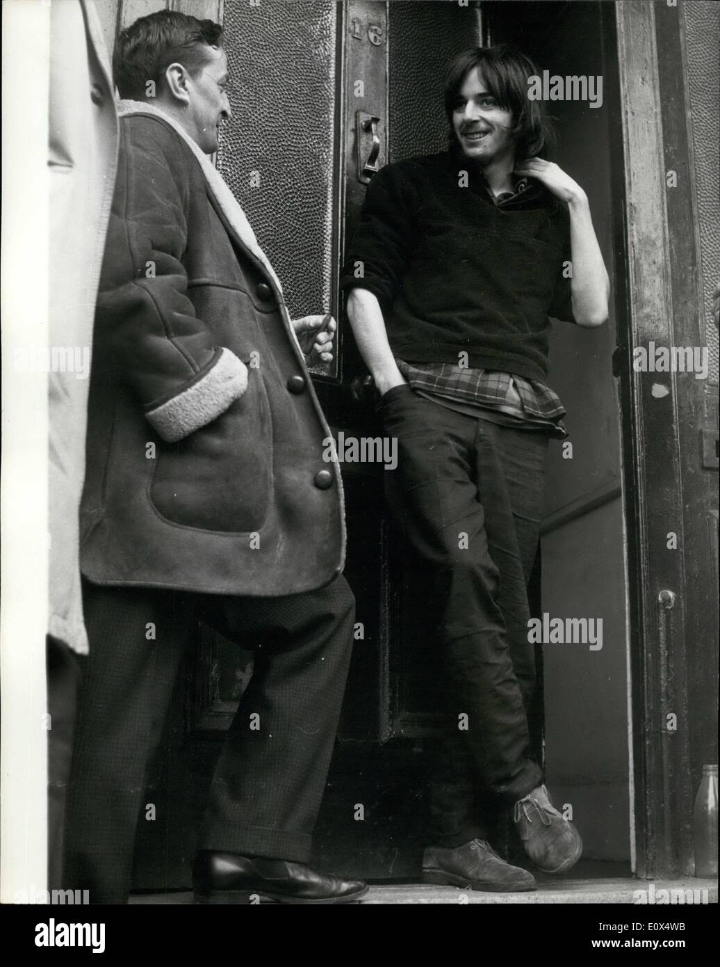 4. April 1965 - tadelt Oona Chaplin öffentlich Sohnes '' Beatnik''. Oona Chaplin 39 Jahre alte Frau von Charlie gestern Abend öffentlich Stockfoto