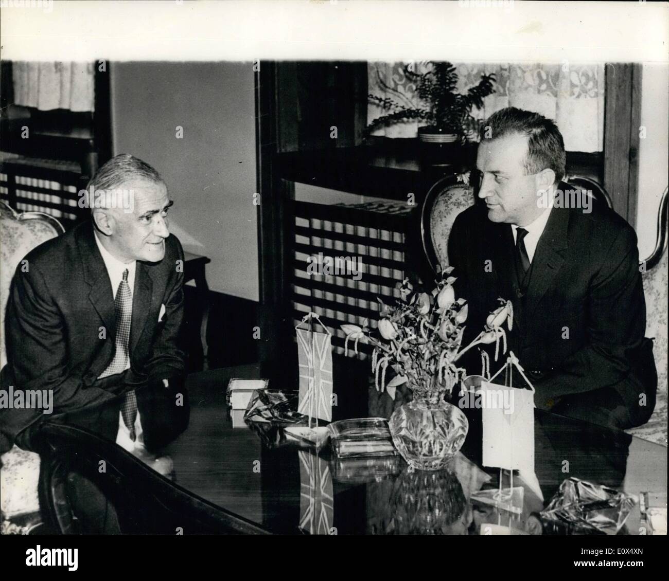 4. April 1965 - Mr. Stewart trifft tschechischen Premier: während seiner offiziellen Besuch-zu Czechoslov Akia, Mr. Michael Stewart, britische Außenminister - wurde von den tschechoslowakischen Premier, Josef Lenart, rechts. Stockfoto
