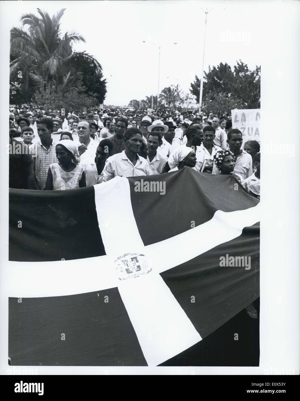 27. Mai 1965 - marschierten Dominikanische Republik nach gen Imberto Großkundgebung über 3500 Menschen zum El Embajador Hotel in Santa Domingo - Demonstration gegen die Rebellen, die nach wie vor die wichtigsten Geschäfts- und neue Gebiete der Stadt halten. Sie versprachen, dass sie die Linie, die die US-Truppen zu halten zwischen den beiden kämpfenden Nationen überqueren werden. Stockfoto