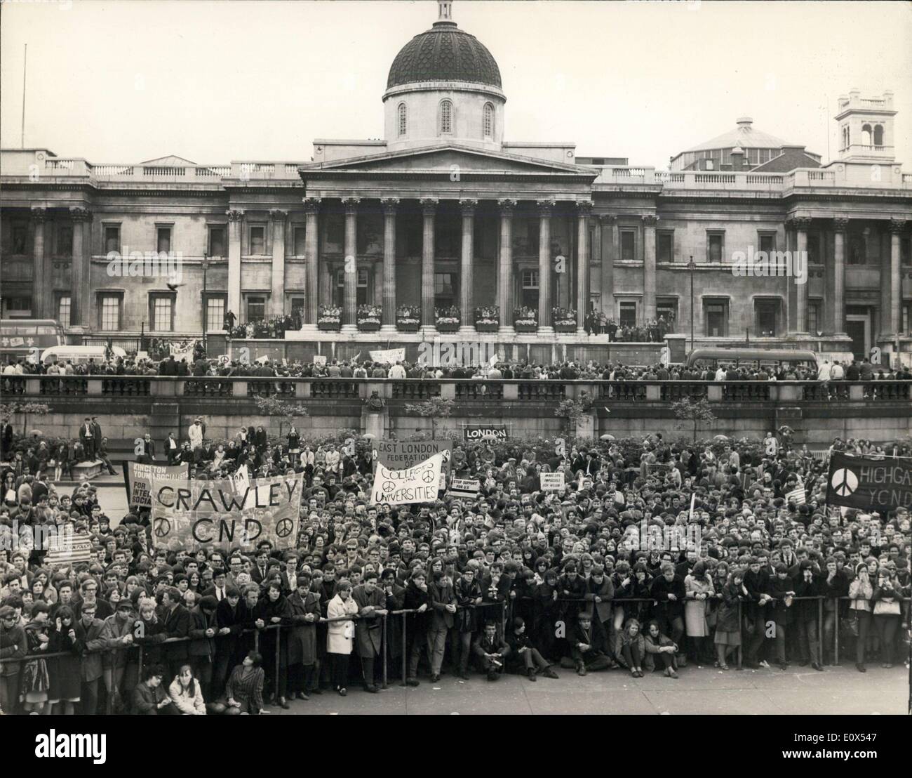 29. Mai 1965 - Frieden in Vietnam treffen auf dem Trafalgar Square: der amerikanische Folk-Sängerin und Freiheit Marcher Joan Baez, führen einen Marsch nach stoppt den Krieg in Vietnam der Marsch wird gemeinsam von der Kampagne für nukleare Abrüstung und Ausschuß von 100 organisiert. Sie Marched von Marble Arch, Trafalgar Sq, die Rallye zu halten, nach denen sie in die Downing St, eine Massage, der Ministerpräsident, Herr Wilson kommen. Bild zeigt: Eine allgemeine Ansicht während der Rallye auf dem Trafalgar Square heute Nachmittag. Stockfoto