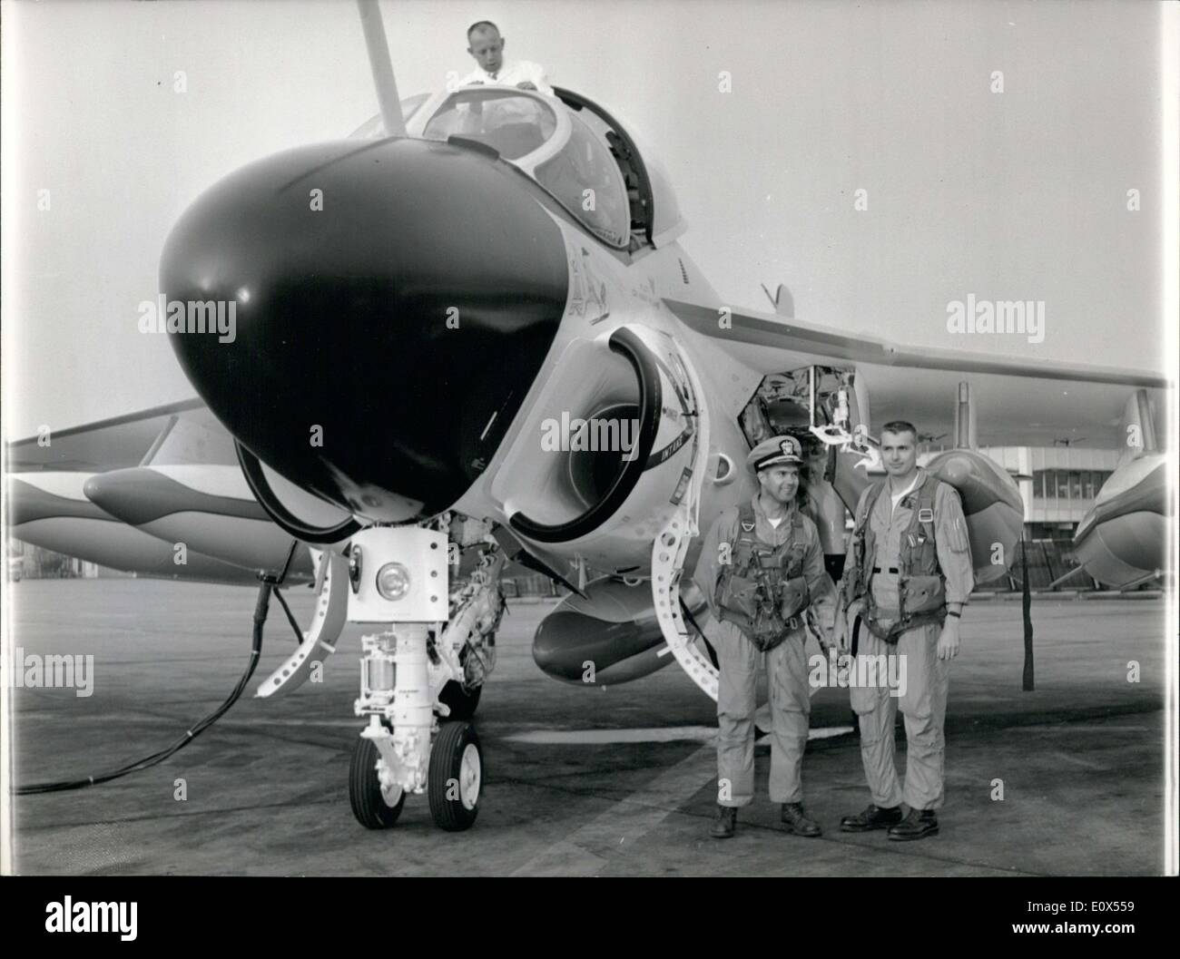 5. Juni 1965 - Pilot der '' Eindringling '' R. Pollard und Navigator J. Griffith Stockfoto